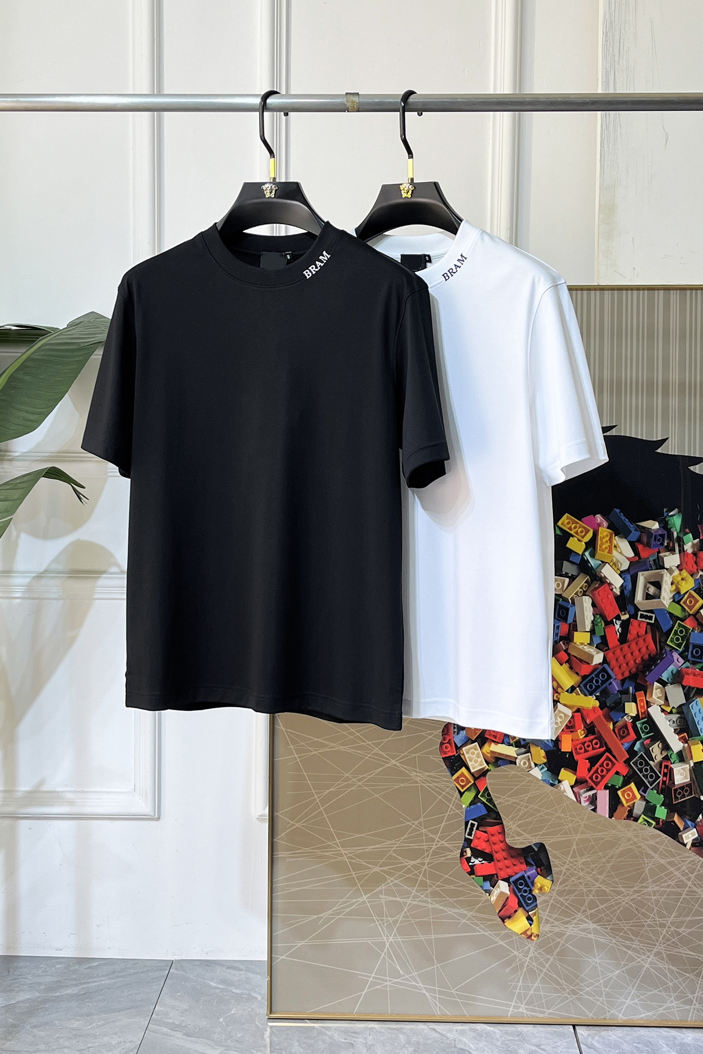 NO:744843,Balmain - 2026ss Spring and Summer high-quality short-sleeved T-shirt for the Year of the Horse, synchronized with the official website, high-end quality, customized top-grade mercerized cotton fabric, 1:1 production by top manufacturers, fashionable big-name craftsmanship logo design, soft and delicate feel, skin-friendly and comfortable to wear, versatile and casual, the upper body is very good, handsome, a must-have for trendy men, size M-3XL, can wear up to 200 pounds!  ,,balmain,T-shirt,tees,t-shirt,19860909巴尔曼 - 2026ss马年贺岁款春夏精品短袖T恤 官网同步 高端品质 定制顶级丝光棉面料,顶级大厂1:1制作,时尚大牌重工艺logo设计,手感柔软细腻 穿着亲肤舒适 百搭休闲 上身非常赞 帅气 潮男必备品 尺码M-3XL 最大可穿200斤！,,balmain,T-shirt,tees，t-shirt,,Men's clothing