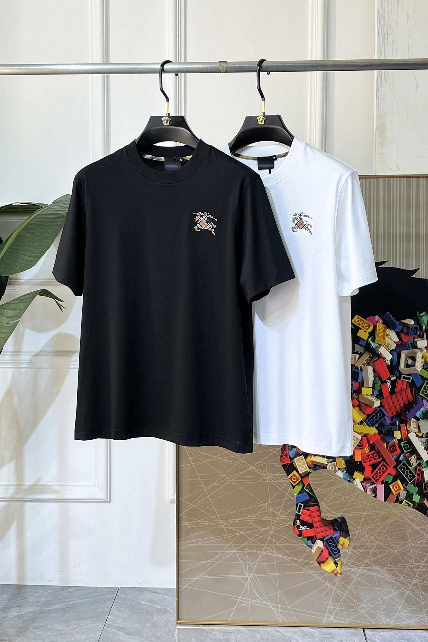 NO:736151,Burberry - 2026ss Year of the Horse Spring and Summer boutique short-sleeved T-shirt. Official website synchronization. High-end quality. Customized top-grade mercerized cotton fabric, 1:1 production by top manufacturers, fashionable brand heavy craftsmanship logo design, soft and delicate feel. Skin-friendly and comfortable to wear. Versatile and casual. The upper body is very good. Handsome. A must-have for trendy men. Size M-3XL. Can wear up to 200 pounds!  ,,burberry,T-shirt,tees,t-shirt,19860909巴宝莉 - 2026ss马年贺岁款春夏精品短袖T恤 官网同步 高端品质 定制顶级丝光棉面料,顶级大厂1:1制作,时尚大牌重工艺logo设计,手感柔软细腻 穿着亲肤舒适 百搭休闲 上身非常赞 帅气 潮男必备品 尺码M-3XL 最大可穿200斤！,,burberry,T-shirt,tees，t-shirt,,Men's clothing