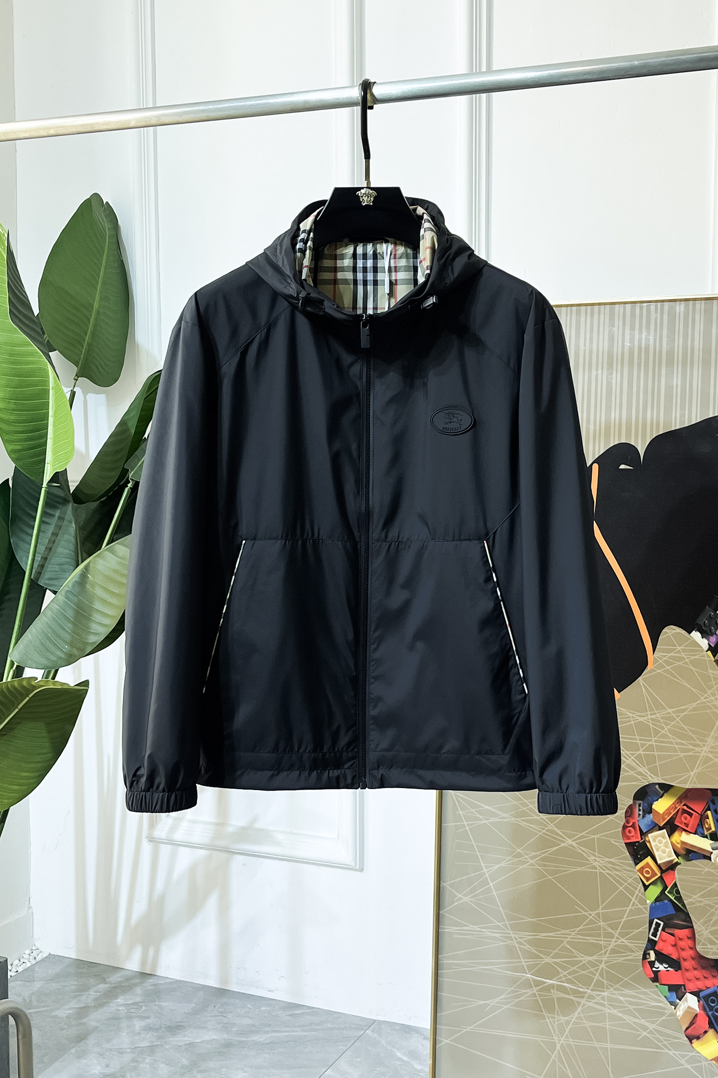 NO:736087,Burberry - 2026ss Year of the Horse Spring Jacket, customized with high-quality polyester fiber fabric!  Logo design with top fashion big-name elements, complete with three standards!  Original hardware accessories, smooth lines, exquisite craftsmanship, awesome upper body shape, comfortable fabrics, windproof and warm, it is very fashionable, handsome and a must-have for casual and fashionable men with any combination!  Sizes M-3XL can fit up to 190 pounds!  ,,burberry,jackets & coats,jackets & coats,19860909巴宝莉 - 2026ss马年贺岁款春装夹克外套,定制高品质聚酯纤维面料！顶级时尚大牌元素logo设计,三标齐全！原版五金辅料,线条流畅,工艺精致,上身版型超赞,面料舒适,挡风保暖,随意搭配都非常时尚帅气休闲时尚男仕必备款哦！尺码M-3XL 最大穿190斤！,,burberry,jackets & coats,jackets & coats,,Men's clothing