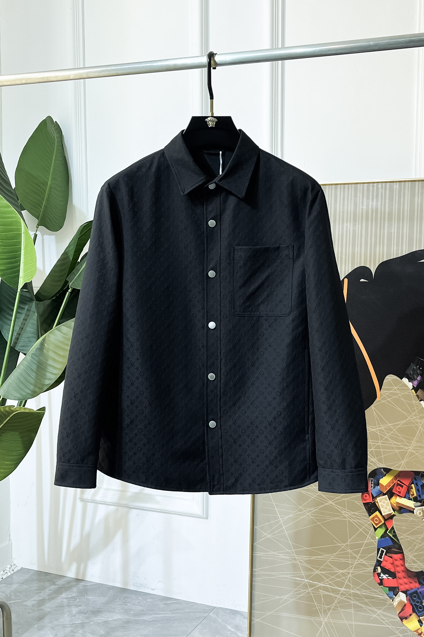 NO:736091,LV - 2026ss Year of the Horse Spring Jacket, customized with high-quality polyester fiber fabric!  Logo design with top fashion big-name elements, complete with three standards!  Original hardware accessories, smooth lines, exquisite craftsmanship, awesome upper body shape, comfortable fabrics, windproof and warm, it is very fashionable, handsome and a must-have for casual and fashionable men with any combination!  Sizes M-3XL can fit up to 190 pounds!  ,,louis vuitton,jackets & coats,jackets & coats,19860909LV - 2026ss马年贺岁款春装夹克外套,定制高品质聚酯纤维面料！顶级时尚大牌元素logo设计,三标齐全！原版五金辅料,线条流畅,工艺精致,上身版型超赞,面料舒适,挡风保暖,随意搭配都非常时尚帅气休闲时尚男仕必备款哦！尺码M-3XL 最大穿190斤！,,louis vuitton,jackets & coats,jackets & coats,,Men's clothing