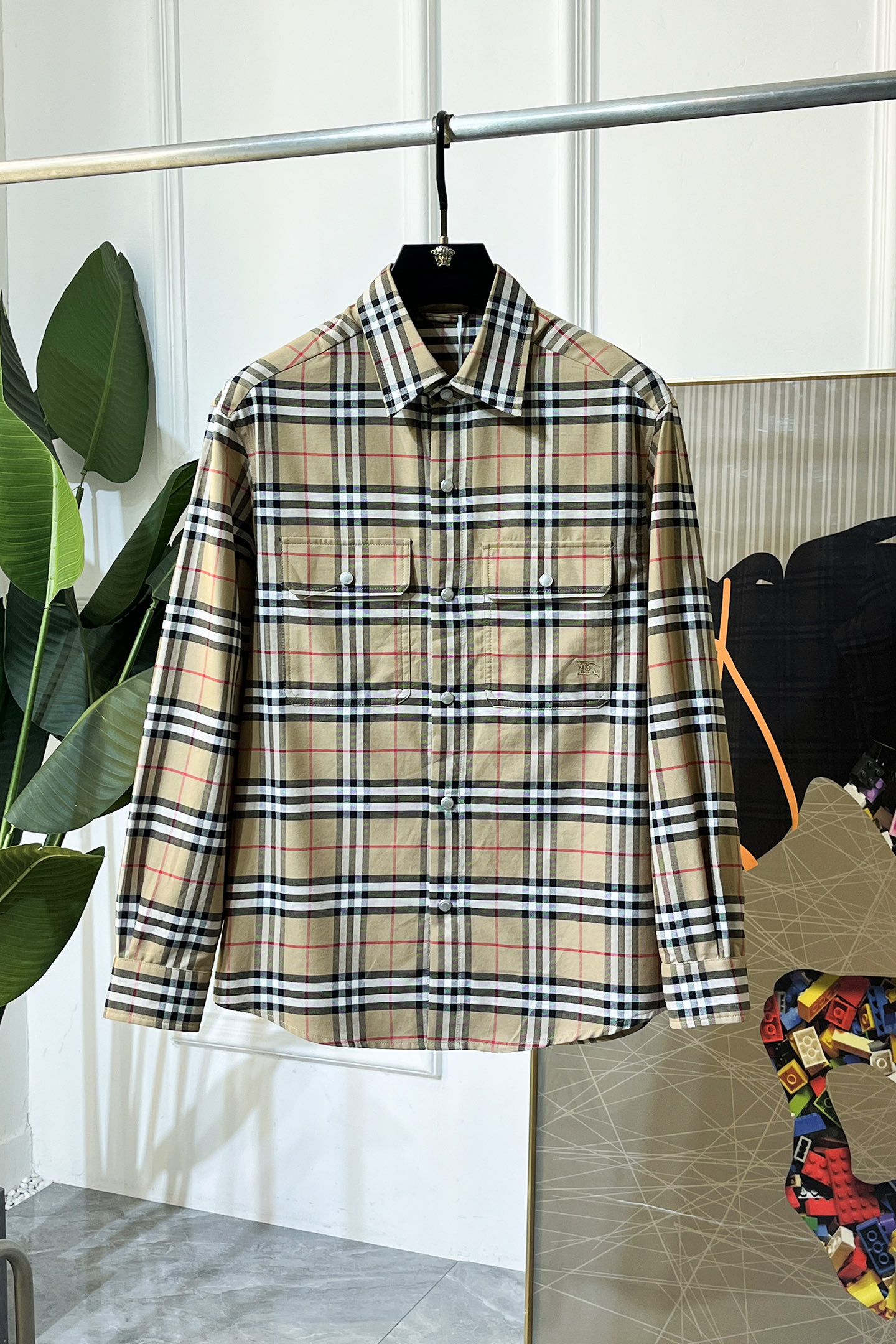 NO:736095,Burberry - 2026ss Year of the Horse Spring Jacket, customized with high-quality polyester fiber fabric!  Logo design with top fashion big-name elements, complete with three standards!  Original hardware accessories, smooth lines, exquisite craftsmanship, awesome upper body shape, comfortable fabrics, windproof and warm, it is very fashionable, handsome and a must-have for casual and fashionable men with any combination!  Sizes M-3XL can fit up to 190 pounds!  ,,burberry,jackets & coats,jackets & coats,19860909巴宝莉 - 2026ss马年贺岁款春装夹克外套,定制高品质聚酯纤维面料！顶级时尚大牌元素logo设计,三标齐全！原版五金辅料,线条流畅,工艺精致,上身版型超赞,面料舒适,挡风保暖,随意搭配都非常时尚帅气休闲时尚男仕必备款哦！尺码M-3XL 最大穿190斤！,,burberry,jackets & coats,jackets & coats,,Men's clothing