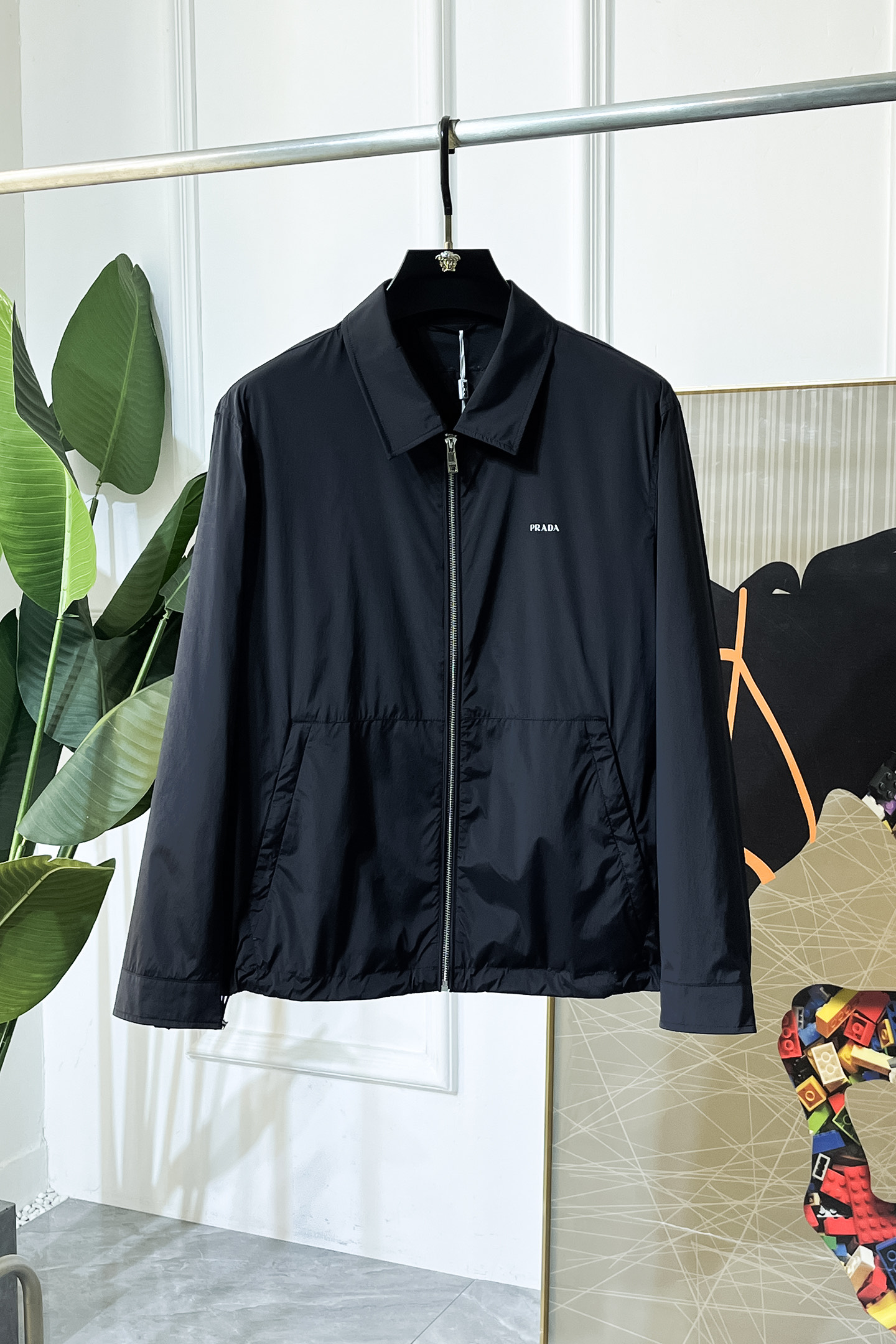 NO:736057,Prada - 2026ss Year of the Horse Spring Jacket, customized with high-quality polyester fiber fabric!  Logo design with top fashion big-name elements, complete with three standards!  Original hardware accessories, smooth lines, exquisite craftsmanship, awesome upper body shape, comfortable fabrics, windproof and warm, it is very fashionable, handsome and a must-have for casual and fashionable men with any combination!  Sizes M-3XL can fit up to 190 pounds!  ,,prada,jackets & coats,jackets & coats,19860909普拉达 - 2026ss马年贺岁款春装夹克外套,定制高品质聚酯纤维面料！顶级时尚大牌元素logo设计,三标齐全！原版五金辅料,线条流畅,工艺精致,上身版型超赞,面料舒适,挡风保暖,随意搭配都非常时尚帅气休闲时尚男仕必备款哦！尺码M-3XL 最大穿190斤！,,prada,jackets & coats,jackets & coats,,Men's clothing