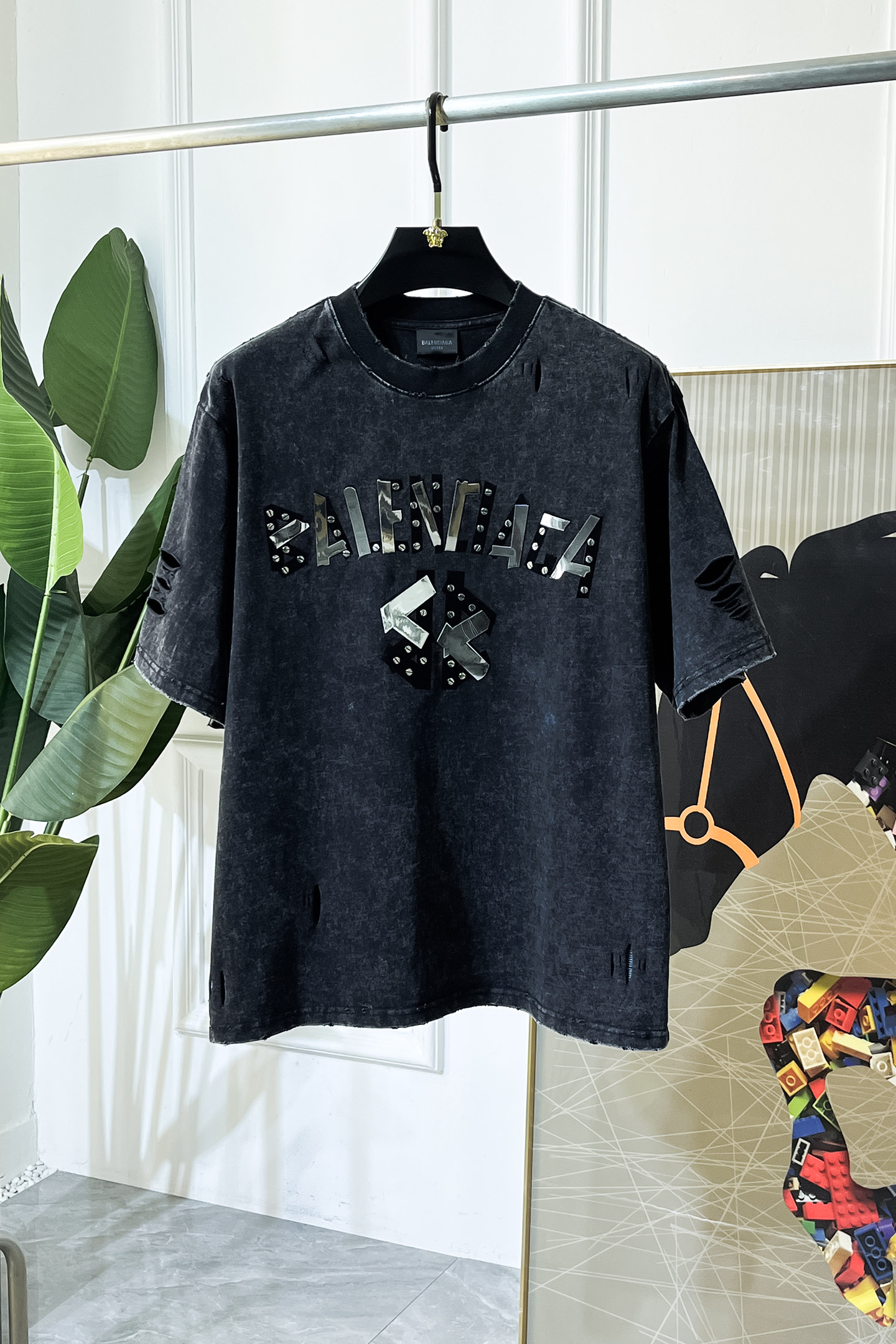 NO:746453,Balenciag*a [original T-shirt] 2026 spring and summer new men's short-sleeved T-shirt!  Retro washed T-shirts ~ trendy bags for sale!  High-end trendy items, popular among celebrities for men and women alike!  It is a street item that every major celebrity and Internet celebrity has. High-end custom-made high-count fine cotton fabrics, which feel delicate and soft, and the upper body is crisp and stylish. The brand logo design on the chest perfectly echoes the back, which easily enhances the fashion sense. The workmanship is extremely sophisticated and rigorous, and the wiring is neat and meticulous. It is a masterpiece of a famous designer!  Allowing you to perfectly combine fashion, leisure and trend. Sizes S-19860909Balenciag*a 巴黎*世家【原单T恤】2026 春夏新款男士短袖t恤！复古水洗T恤～包潮包卖！高端潮物,众星追捧男女同款！各大明星网红人手一件的出街单品.高级定制高支精棉面料,手感细腻柔软,上身挺括有型.胸前品牌logo设计,与后背完美相呼应,轻松将时髦感进阶,做工极为考究严谨,走线工整细致,大牌设计师巨作！让您时尚休闲与潮流完美结合.尺码S- XL,阔版,最大可穿200斤.,,balenciaga,T-shirt,tees，t-shirt,,Men's clothing