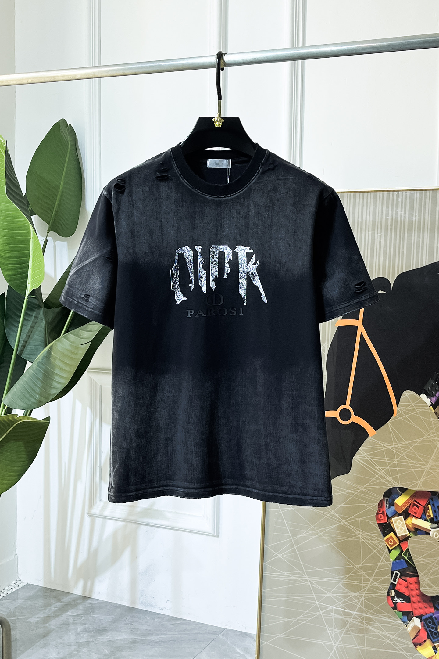 NO:746456,Dior [original T-shirt] 2026 spring and summer new men's short-sleeved T-shirt!  Retro washed T-shirts ~ trendy bags for sale!  High-end trendy items, popular among celebrities for men and women alike!  It is a street item that every major celebrity and Internet celebrity has. High-end custom-made high-count fine cotton fabrics, which feel delicate and soft, and the upper body is crisp and stylish. The brand logo design on the chest perfectly echoes the back, which easily enhances the fashion sense. The workmanship is extremely sophisticated and rigorous, and the wiring is neat and meticulous. It is a masterpiece of a famous designer!  Allowing you to perfectly combine fashion, leisure and trend. Sizes S-19860909迪奥【原单T恤】2026 春夏新款男士短袖t恤！复古水洗T恤～包潮包卖！高端潮物,众星追捧男女同款！各大明星网红人手一件的出街单品.高级定制高支精棉面料,手感细腻柔软,上身挺括有型.胸前品牌logo设计,与后背完美相呼应,轻松将时髦感进阶,做工极为考究严谨,走线工整细致,大牌设计师巨作！让您时尚休闲与潮流完美结合.尺码S- XL,阔版,最大可穿200斤.,,dior,T-shirt,tees，t-shirt,,Men's clothing