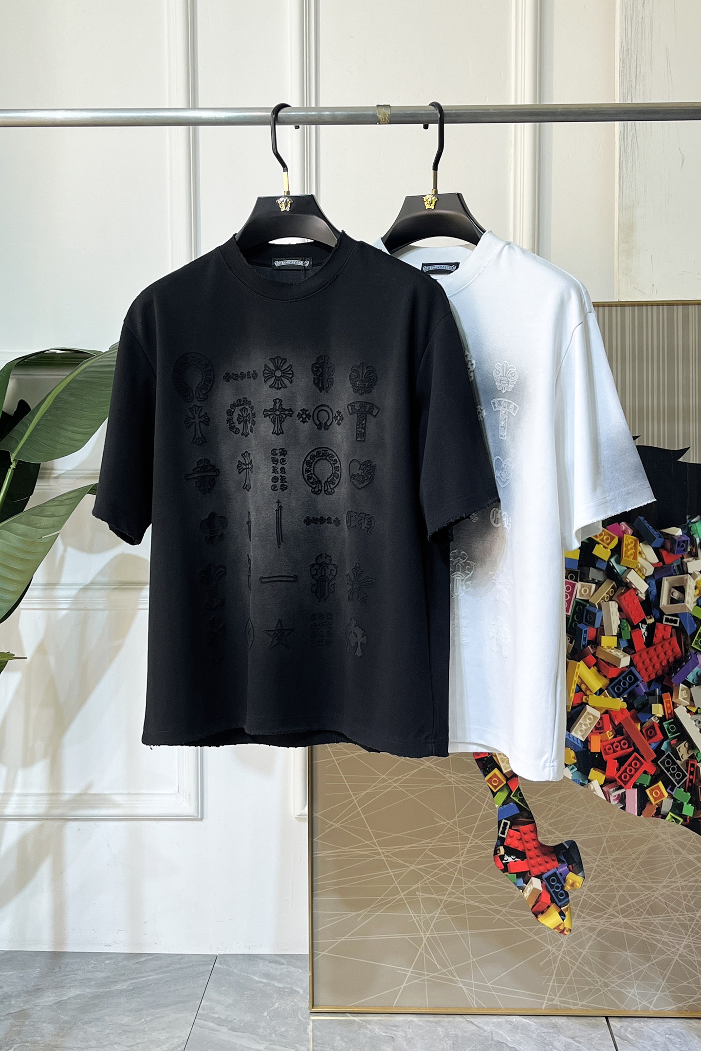 NO:746459,Croxin [original T-shirt] 2026 spring and summer new men's short-sleeved T-shirt!  Retro washed T-shirts ~ trendy bags for sale!  High-end trendy items, popular among celebrities for men and women alike!  It is a street item that every major celebrity and Internet celebrity has. High-end custom-made high-count fine cotton fabrics, which feel delicate and soft, and the upper body is crisp and stylish. The brand logo design on the chest perfectly echoes the back, which easily enhances the fashion sense. The workmanship is extremely sophisticated and rigorous, and the wiring is neat and meticulous. It is a masterpiece of a famous designer!  Allowing you to perfectly combine fashion, leisure and trend. Sizes S-19860909克罗芯【原单T恤】2026 春夏新款男士短袖t恤！复古水洗T恤～包潮包卖！高端潮物,众星追捧男女同款！各大明星网红人手一件的出街单品.高级定制高支精棉面料,手感细腻柔软,上身挺括有型.胸前品牌logo设计,与后背完美相呼应,轻松将时髦感进阶,做工极为考究严谨,走线工整细致,大牌设计师巨作！让您时尚休闲与潮流完美结合.尺码S- XL,阔版,最大可穿200斤.,,chrome hearts,T-shirt,tees，t-shirt,,Men's clothing