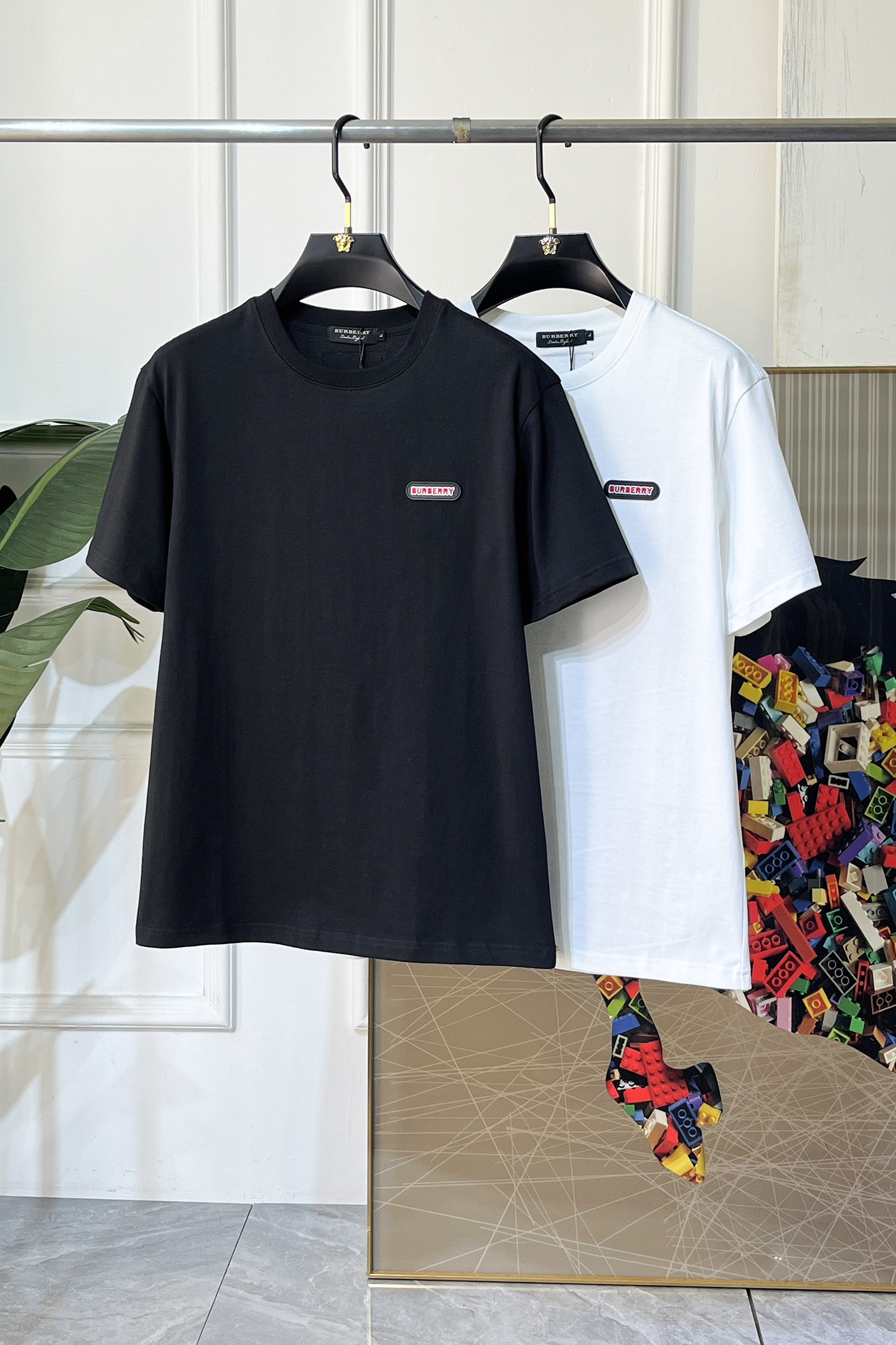 NO:776686,Burberry - 2026ss Spring and Summer high-quality short-sleeved T-shirt for the Year of the Horse. Official website synchronization. High-end quality. Customized top-grade Xinjiang long-staple cotton fabric, 1:1 production by top manufacturers, fashionable brand heavy craftsmanship logo design, soft and delicate feel. Skin-friendly and comfortable to wear. Versatile and casual. The upper body is very good. Handsome. A must-have for trendy men. Size M-3XL. Can wear up to 200 pounds!  ,,burberry,T-shirt,tees,t-shirt,19860909巴宝莉 - 2026ss马年贺岁款春夏精品短袖T恤 官网同步 高端品质 定制顶级新疆长绒棉面料,顶级大厂1:1制作,时尚大牌重工艺logo设计,手感柔软细腻 穿着亲肤舒适 百搭休闲 上身非常赞 帅气 潮男必备品 尺码M-3XL 最大可穿200斤！,,burberry,T-shirt,tees，t-shirt,,Men's clothing