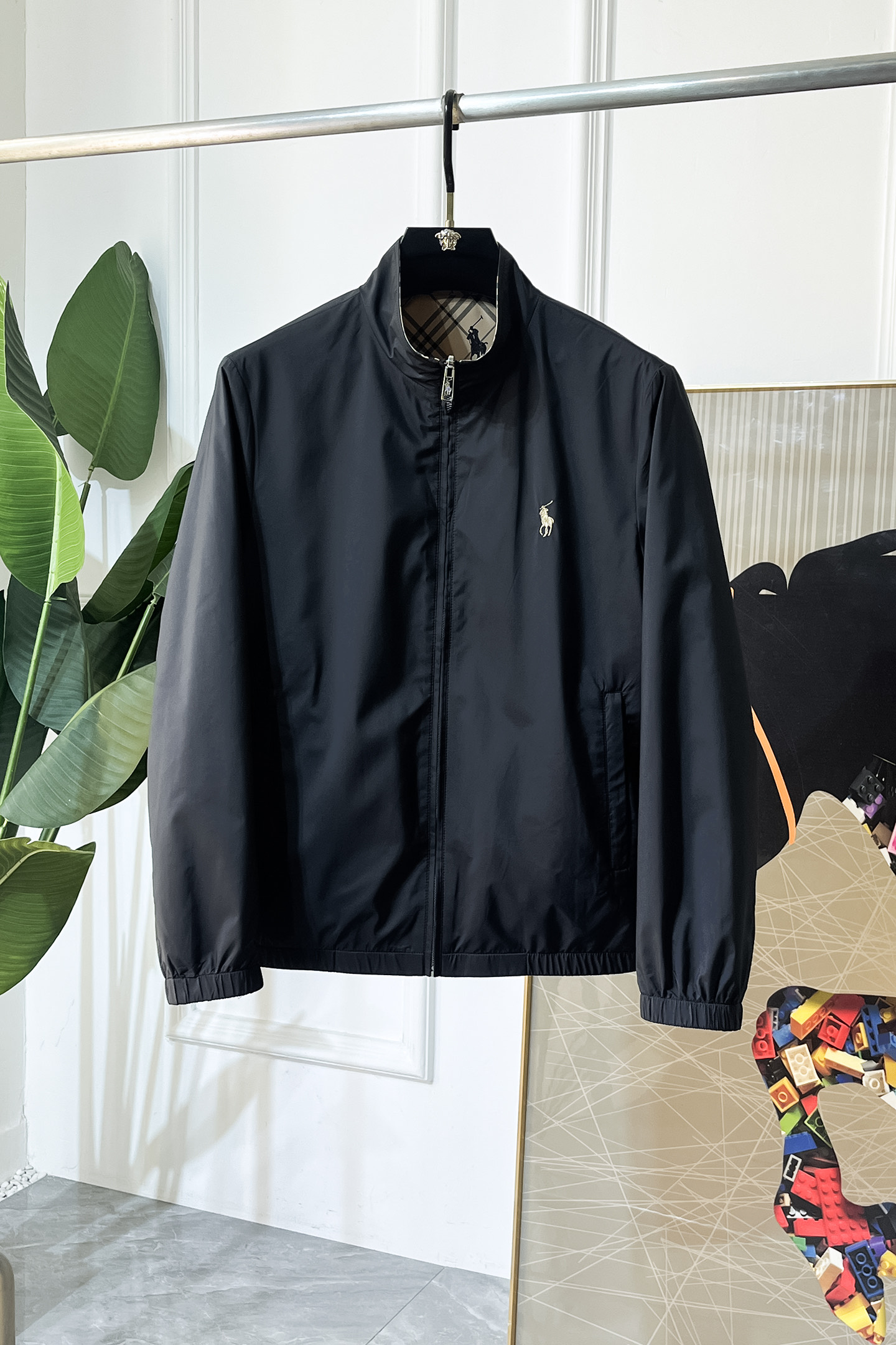 NO:736067,Paul - 2026ss Year of the Horse Spring Reversible Jacket, customized with high-quality polyester fabric!  Logo design with top fashion big-name elements, complete with three standards!  Original hardware accessories, smooth lines, exquisite craftsmanship, awesome upper body shape, comfortable fabrics, windproof and warm, it is very fashionable, handsome and a must-have for casual and fashionable men with any combination!  Sizes M-3XL can fit up to 190 pounds!  ,,jackets & coats,jackets & coats,19860909保罗 - 2026ss马年贺岁款春装双面穿夹克外套,定制高品质聚酯纤维面料！顶级时尚大牌元素logo设计,三标齐全！原版五金辅料,线条流畅,工艺精致,上身版型超赞,面料舒适,挡风保暖,随意搭配都非常时尚帅气休闲时尚男仕必备款哦！尺码M-3XL 最大穿190斤！,,jackets & coats,jackets & coats,,Men's clothing