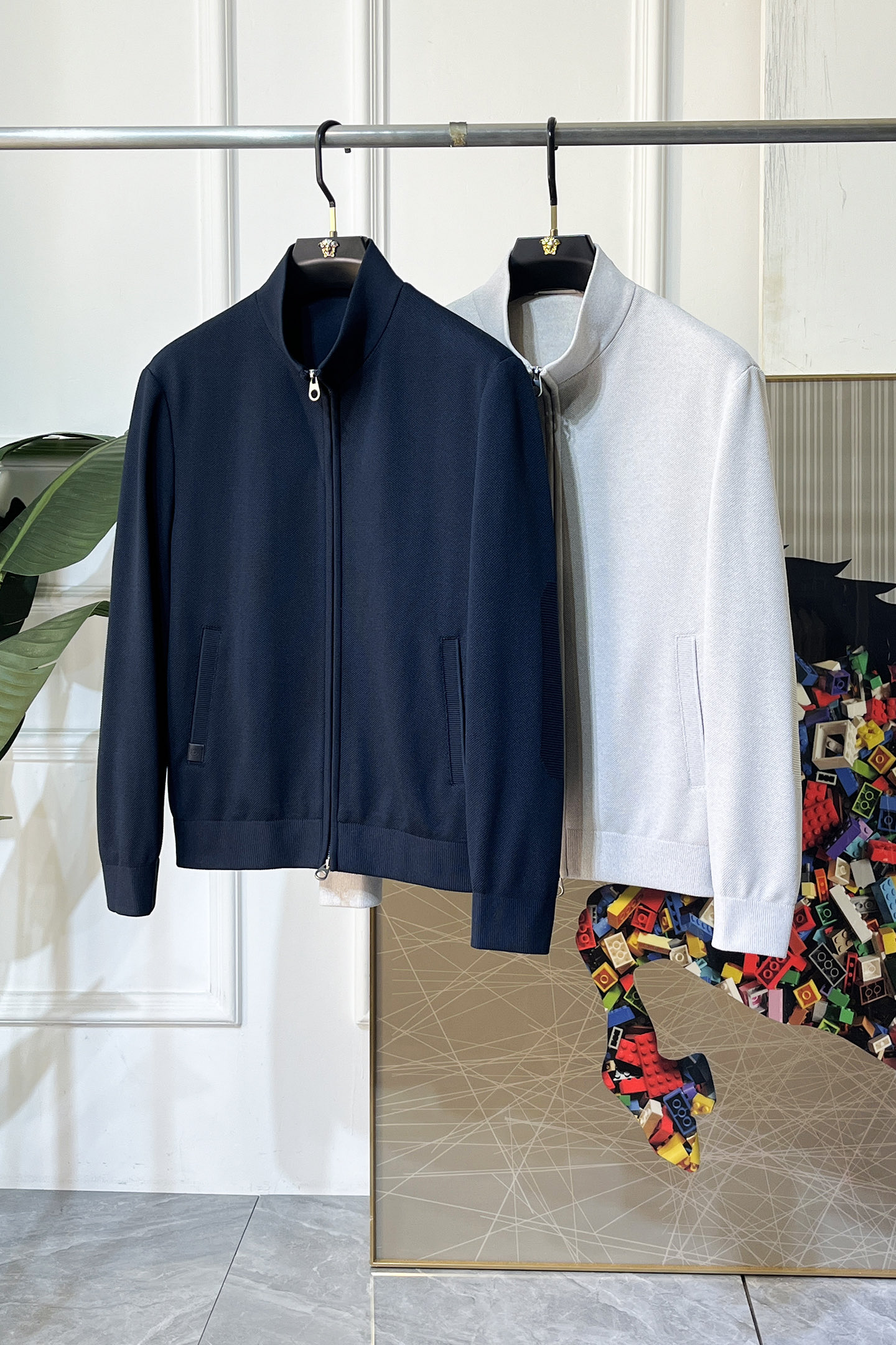 NO:733672,High version!  LP Nuoyo - 2026ss Year of the Horse Spring Jacket, customized with high-quality polyester fiber fabric!  Logo design with top fashion big-name elements, complete with three standards!  Original hardware accessories, smooth lines, exquisite craftsmanship, awesome upper body shape, comfortable fabrics, windproof and warm, it is very fashionable, handsome and a must-have for casual and fashionable men with any combination!  Sizes M-3XL can fit up to 190 pounds!  ,,loro piana,jackets & coats,jackets & coats,19860909高版本！LP诺悠 - 2026ss马年贺岁款春装夹克外套,定制高品质聚酯纤维面料！顶级时尚大牌元素logo设计,三标齐全！原版五金辅料,线条流畅,工艺精致,上身版型超赞,面料舒适,挡风保暖,随意搭配都非常时尚帅气休闲时尚男仕必备款哦！尺码M-3XL 最大穿190斤！,,loro piana,jackets & coats,jackets & coats,,Men's clothing