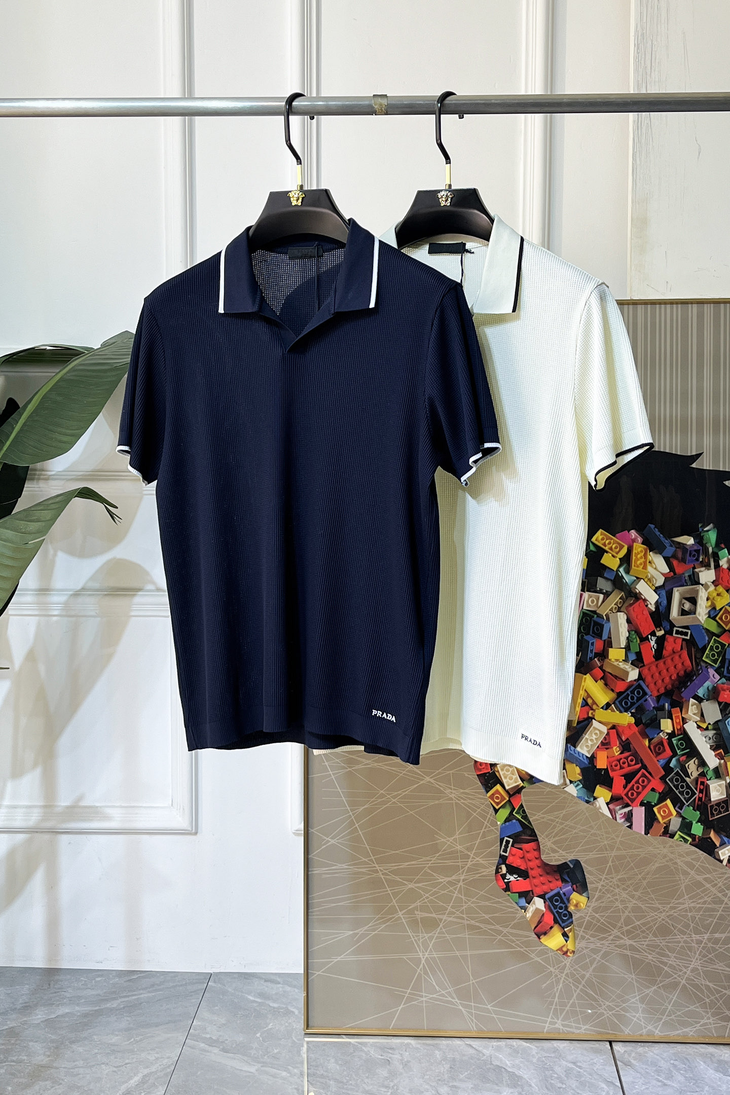 NO:733667,Prada - 2026ss New Year of the Horse spring and summer new polo collar short-sleeved series. Selected high-quality double mercerized pique cotton fabrics, fashionable big-name element logo design, awesome upper body shape, fine, comfortable and breathable fabrics, super good-looking and a must-have for fashionable men with any combination!  Sizes M-3XL can fit up to 200 pounds!  ,,prada,T-shirt,19860909普拉达- 2026ss马年春夏新款polo领短袖系列.精选优质双丝光珠地棉面料,时尚大牌元素logo设计,上身版型超赞,面料细腻舒适透气,随意搭配都超级好看时尚型男必备款哦！尺码M-3XL 最大可穿200斤！,,prada,T-shirt,,Men's clothing