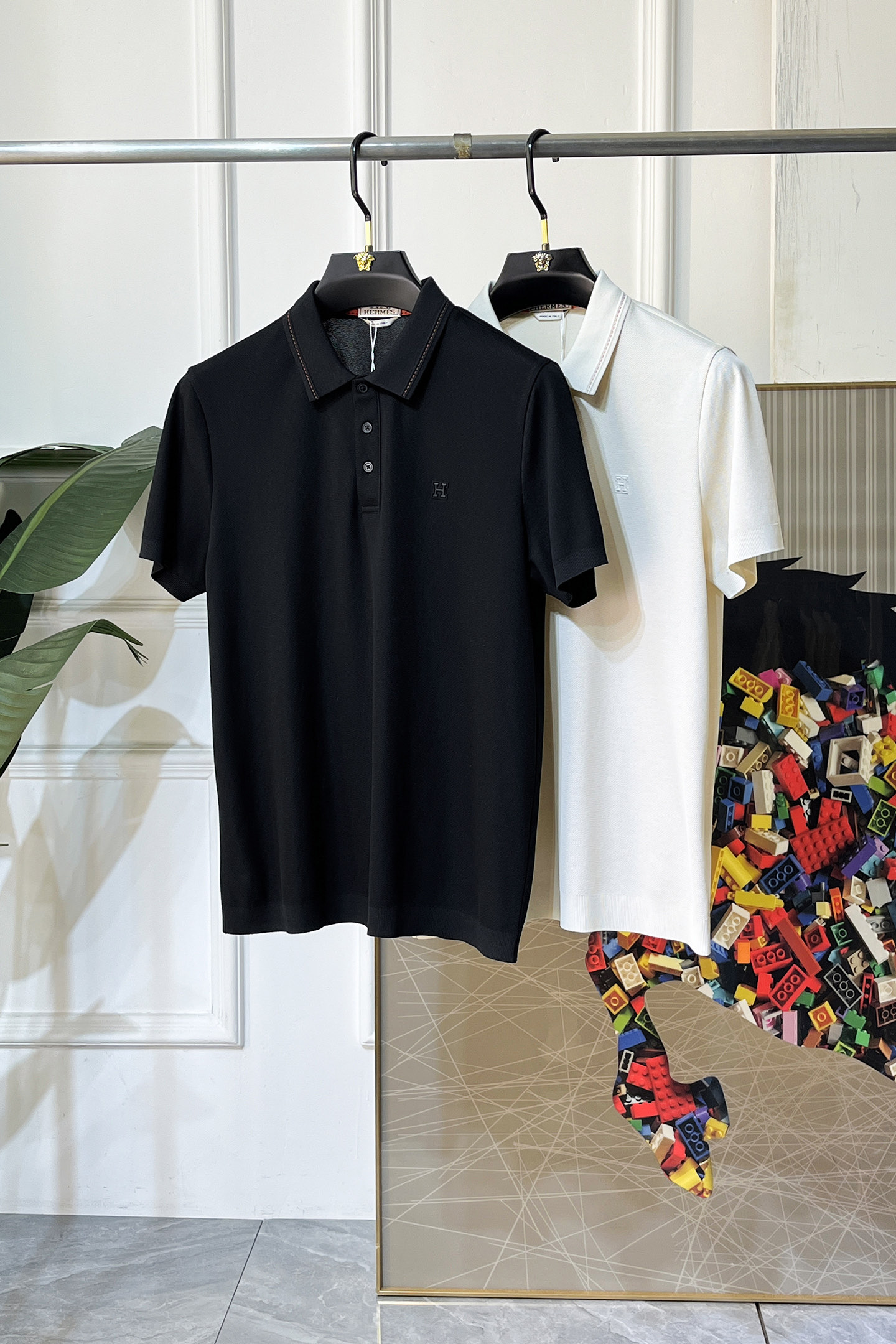 NO:744895,Hermès - 2026ss Year of the Horse spring and summer new polo collar short-sleeved series. Selected high-quality double mercerized pique cotton fabrics, fashionable big-name element logo design, awesome upper body shape, fine, comfortable and breathable fabrics, super good-looking with any combination, a must-have for fashionable men!  Sizes M-3XL can fit up to 200 pounds!  ,,hermes,T-shirt,19860909爱玛仕 - 2026ss马年春夏新款polo领短袖系列.精选优质双丝光珠地棉面料,时尚大牌元素logo设计,上身版型超赞,面料细腻舒适透气,随意搭配都超级好看时尚型男必备款哦！尺码M-3XL 最大可穿200斤！,,hermes,T-shirt,,Men's clothing