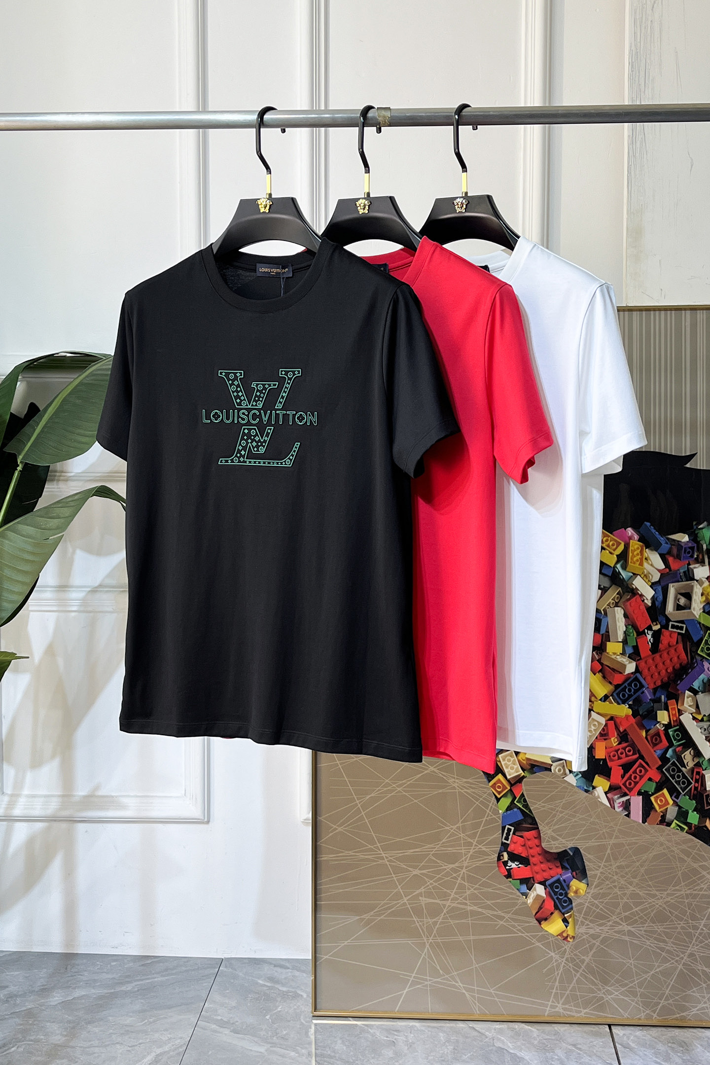 NO:744863,LV - 2026ss Spring and Summer high-quality short-sleeved T-shirt for the Year of the Horse. Official website synchronization. High-end quality. Customized top-grade mercerized cotton fabric, 1:1 production by top manufacturers, fashionable brand heavy craftsmanship logo design, soft and delicate feel. Skin-friendly and comfortable to wear. Versatile and casual. The upper body is very good. Handsome. A must-have for trendy men. Sizes M-3XL. Can wear up to 200 pounds!  ,,louis vuitton,T-shirt,tees,t-shirt,19860909LV - 2026ss马年贺岁款春夏精品短袖T恤 官网同步 高端品质 定制顶级丝光棉面料,顶级大厂1:1制作,时尚大牌重工艺logo设计,手感柔软细腻 穿着亲肤舒适 百搭休闲 上身非常赞 帅气 潮男必备品 尺码M-3XL 最大可穿200斤！,,louis vuitton,T-shirt,tees，t-shirt,,Men's clothing