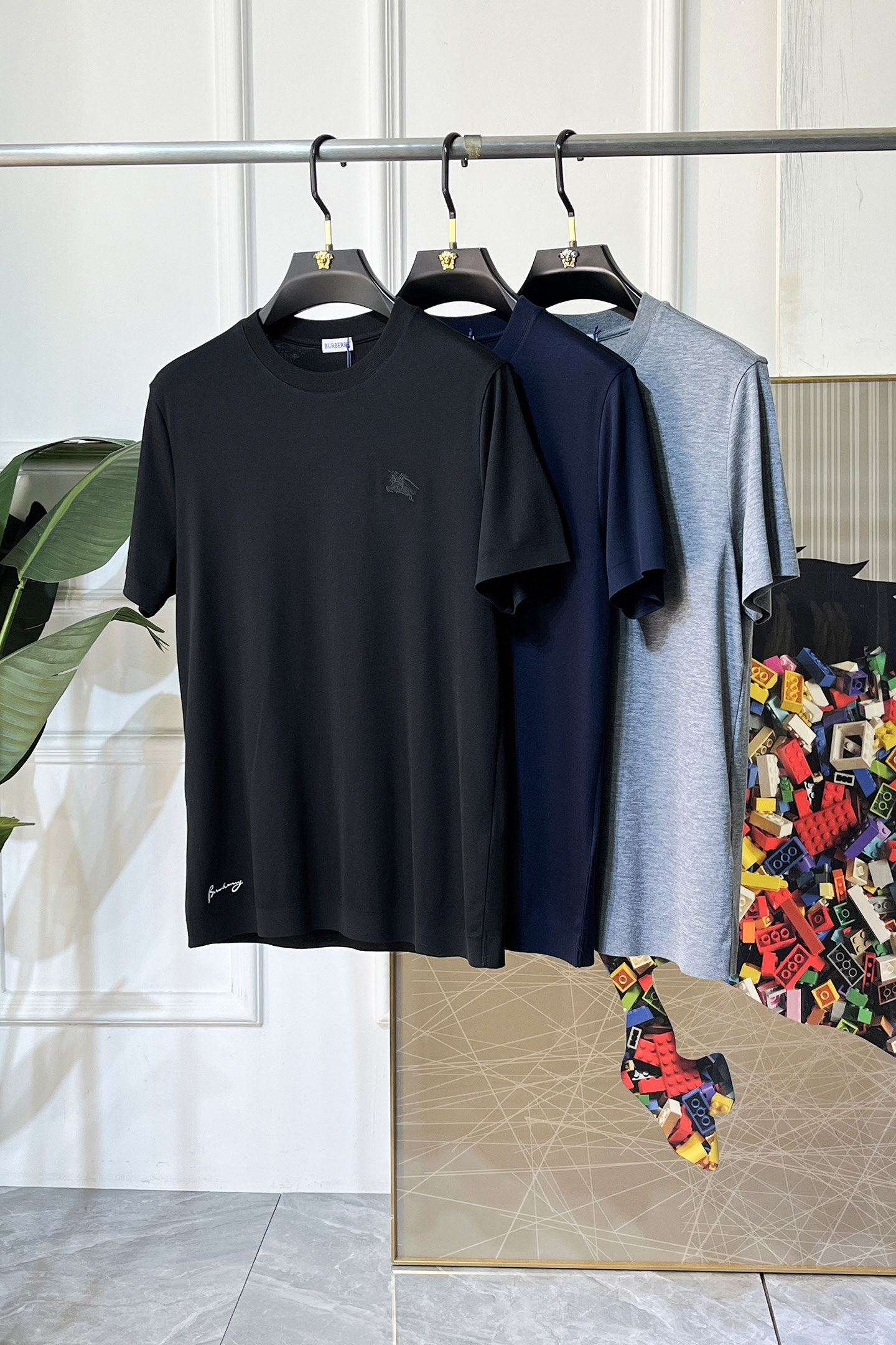 NO:744869,Burberry - 2026ss Year of the Horse Spring and Summer boutique short-sleeved T-shirt. Official website synchronization. High-end quality. Customized top-grade mercerized cotton fabric, 1:1 production by top manufacturers, fashionable brand heavy craftsmanship logo design, soft and delicate feel. Skin-friendly and comfortable to wear. Versatile and casual. The upper body is very good. Handsome. A must-have for trendy men. Size M-3XL. Can wear up to 200 pounds!  ,,burberry,T-shirt,tees,t-shirt,19860909巴宝莉 - 2026ss马年贺岁款春夏精品短袖T恤 官网同步 高端品质 定制顶级丝光棉面料,顶级大厂1:1制作,时尚大牌重工艺logo设计,手感柔软细腻 穿着亲肤舒适 百搭休闲 上身非常赞 帅气 潮男必备品 尺码M-3XL 最大可穿200斤！,,burberry,T-shirt,tees，t-shirt,,Men's clothing