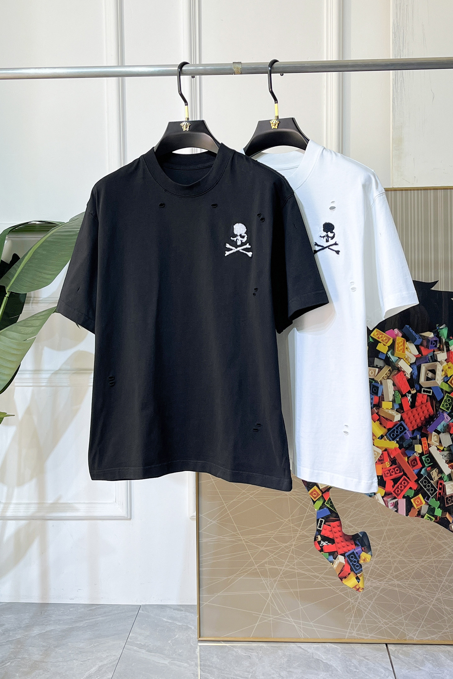 NO:746454,MMJ - 2026 Year of the Horse spring and summer new men's wide-edition short-sleeved T-shirt, urban casual style, a very design item, top-grade foreign merchants provide customized cotton fabrics, extremely comfortable and breathable, positive skin-friendly, subverting the comfort experience brought by traditional fabrics, exquisite craftsmanship and accessories. The brand LOGO pattern on the chest is made with unique craftsmanship, with strong style. Original tailoring, meticulous detail processing better highlights its quality. Loose size M-3XL  Can wear up to 220 pounds!  ,,T-shirt,tees,t-shirt,19860909MMJ - 2026马年春夏新款男士阔版短袖T恤,都市休闲风格,极具设计感的一款单品,顶级外商客供定制棉面料,上手极微舒适透气,亲肤性积极,颠覆传统面料所带来的舒适体验,工艺辅料考究.胸前品牌LOGO图案以独特工艺制作而成,风格性极强.原版剪裁,一丝不苟细节处理更佳彰显其品质.宽松尺码M-3XL 最大可穿220斤！,,T-shirt,tees，t-shirt,,Men's clothing