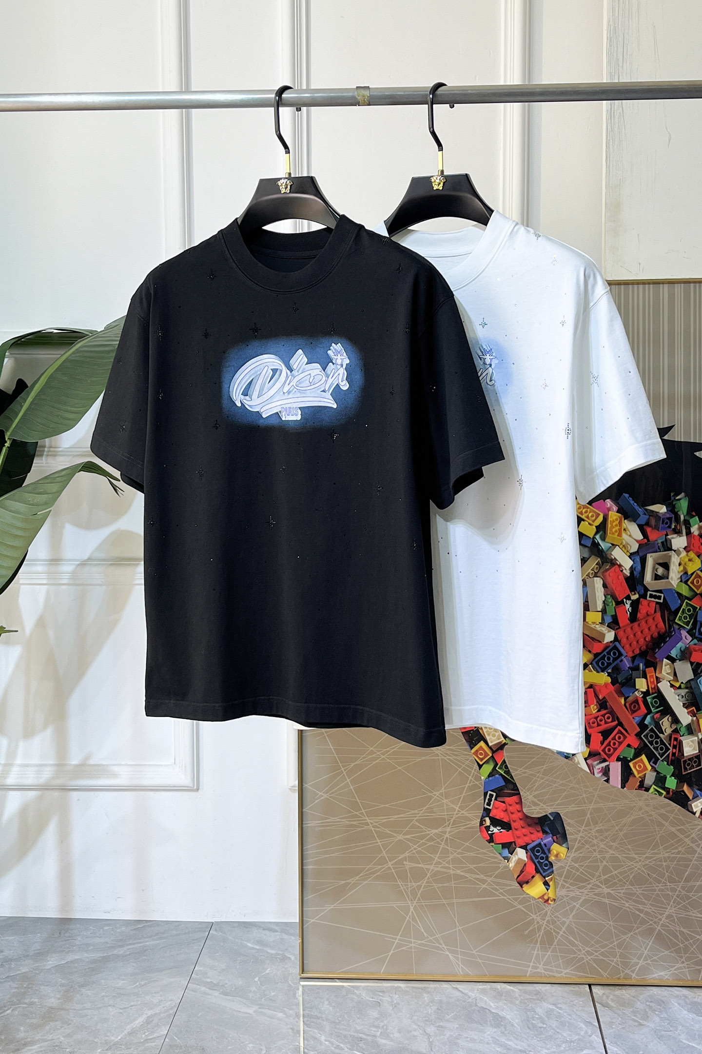 NO:746448,Dior - 2026 Year of the Horse Spring and Summer new men's wide-edition short-sleeved T-shirt, urban casual style, a very design item, top-grade foreign merchants provide customized cotton fabrics, extremely comfortable and breathable, positive skin-friendly, subverting the comfort experience brought by traditional fabrics, exquisite craftsmanship and accessories. The brand LOGO pattern on the chest is made with unique craftsmanship, with strong style. Original tailoring, meticulous detail processing better highlights its quality. Loose size M-3XL  Can wear up to 220 pounds!  ,,dior,T-shirt,tees,t-shirt,19860909迪奥 - 2026马年春夏新款男士阔版短袖T恤,都市休闲风格,极具设计感的一款单品,顶级外商客供定制棉面料,上手极微舒适透气,亲肤性积极,颠覆传统面料所带来的舒适体验,工艺辅料考究.胸前品牌LOGO图案以独特工艺制作而成,风格性极强.原版剪裁,一丝不苟细节处理更佳彰显其品质.宽松尺码M-3XL 最大可穿220斤！,,dior,T-shirt,tees，t-shirt,,Men's clothing