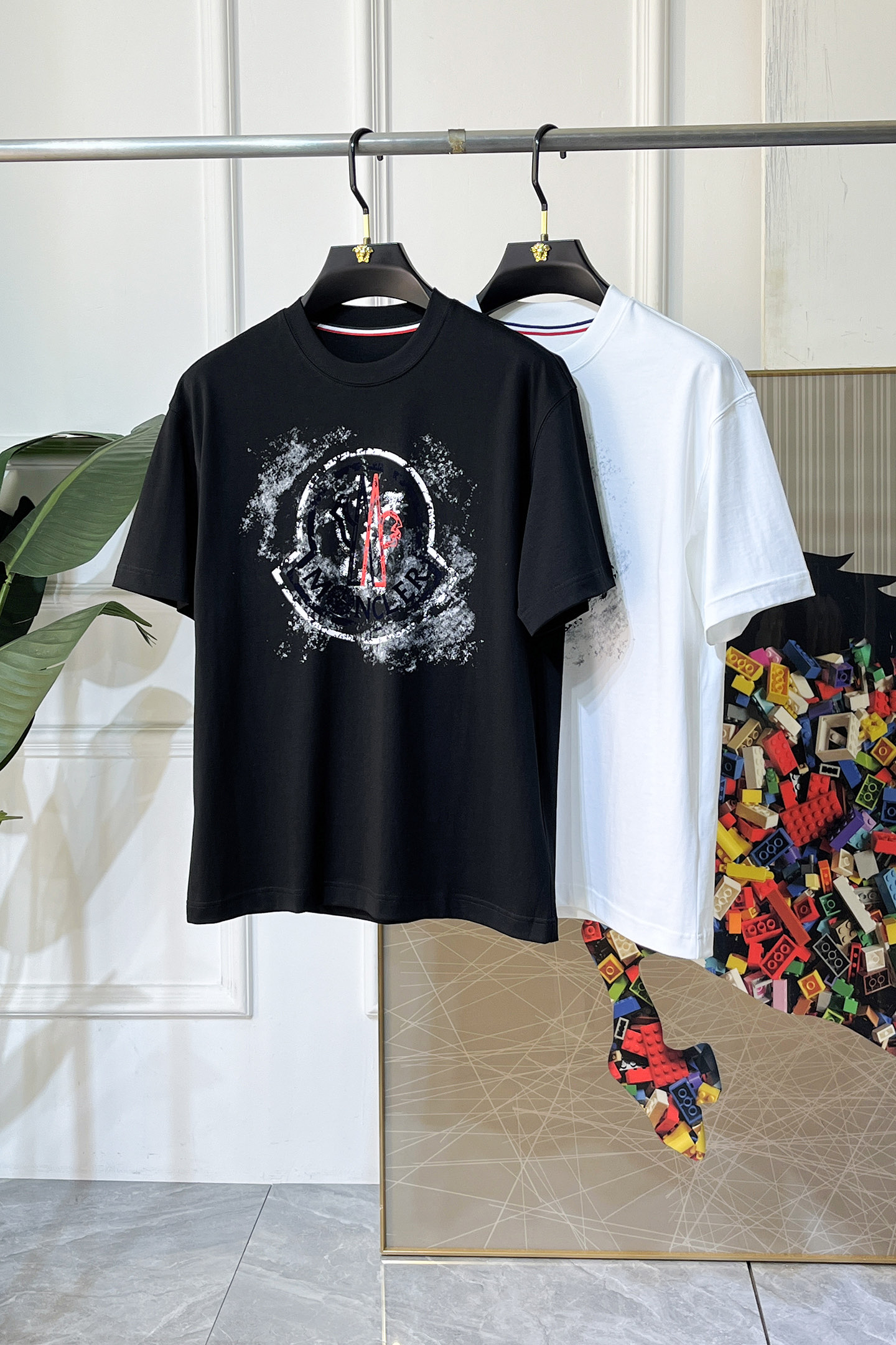 NO:744937,Meng Mouth - 2026 Year of the Horse spring and summer new men's wide-edition short-sleeved T-shirt, urban casual style, a very design item, top-grade foreign merchants provide customized cotton fabrics, extremely comfortable and breathable, positive skin-friendly, subverting the comfort experience brought by traditional fabrics, exquisite craftsmanship and accessories. The brand LOGO pattern on the chest is made with unique craftsmanship, with strong style. Original tailoring, meticulous detail processing to better highlight its quality. Loose size M-3XL  Can wear up to 220 pounds!  ,,Moncler,T-shirt,tees,t-shirt,19860909蒙口 - 2026马年春夏新款男士阔版短袖T恤,都市休闲风格,极具设计感的一款单品,顶级外商客供定制棉面料,上手极微舒适透气,亲肤性积极,颠覆传统面料所带来的舒适体验,工艺辅料考究.胸前品牌LOGO图案以独特工艺制作而成,风格性极强.原版剪裁,一丝不苟细节处理更佳彰显其品质.宽松尺码M-3XL 最大可穿220斤！,,Moncler,T-shirt,tees，t-shirt,,Men's clothing