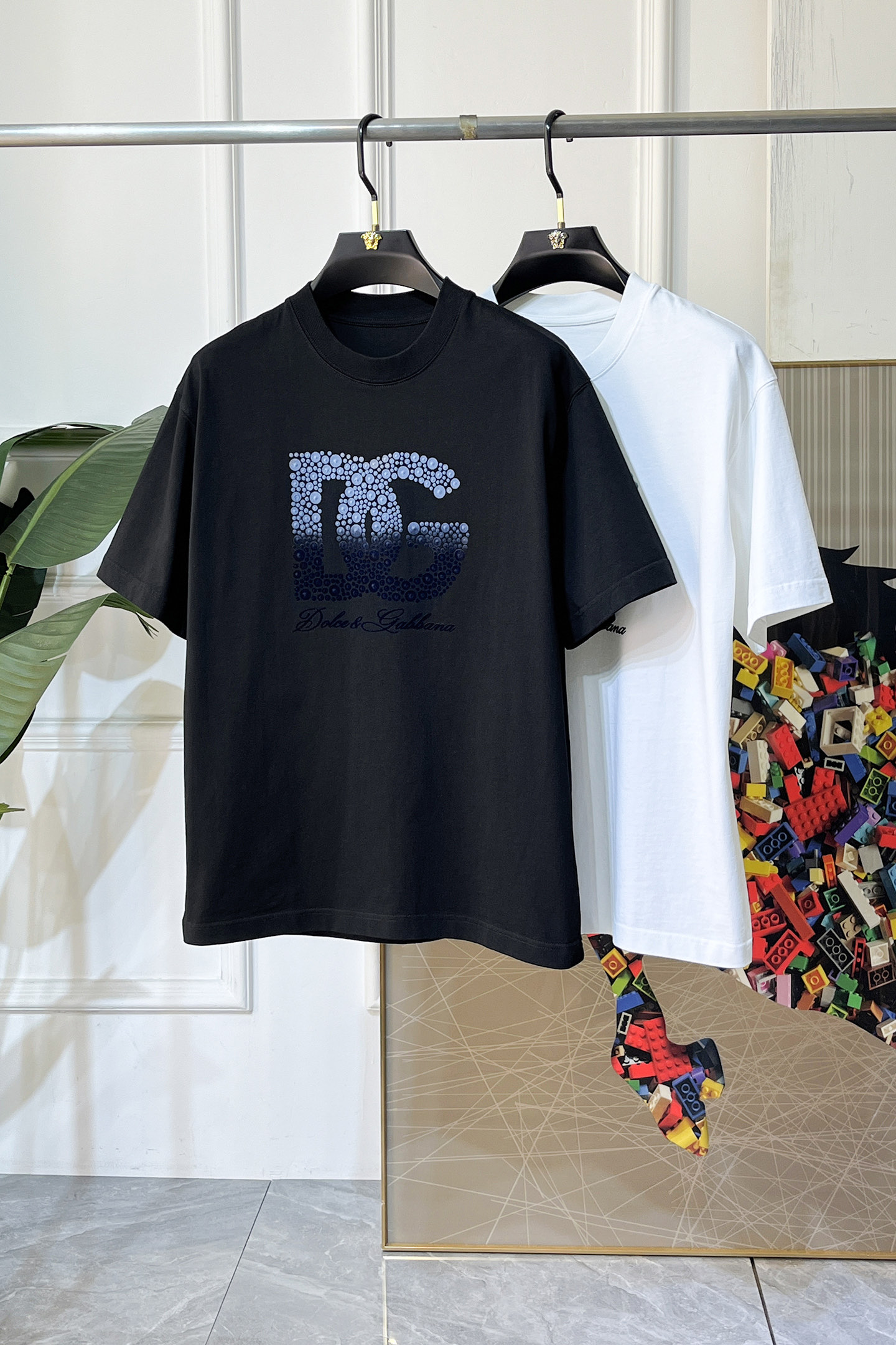 NO:733653,DG - 2026 Year of the Horse Spring and Summer new men's wide-edition short-sleeved T-shirt, urban casual style, a highly designed item, top-grade foreign merchants provide customized cotton fabrics, extremely comfortable and breathable, positive skin-friendly, subverting the comfort experience brought by traditional fabrics, exquisite craftsmanship and accessories. The brand LOGO pattern on the chest is made with unique craftsmanship, with strong style. Original tailoring, meticulous detail processing better highlights its quality. Color black white Loose size M-3XL  The maximum weight you can wear!  ,,T-shirt,tees,t-shirt,19860909DG - 2026马年春夏新款男士阔版短袖T恤,都市休闲风格,极具设计感的一款单品,顶级外商客供定制棉面料,上手极微舒适透气,亲肤性积极,颠覆传统面料所带来的舒适体验,工艺辅料考究.胸前品牌LOGO图案以独特工艺制作而成,风格性极强.原版剪裁,一丝不苟细节处理更佳彰显其品质.颜色黑色 白色 宽松尺码M-3XL 最大可穿斤！,,T-shirt,tees，t-shirt,,Men's clothing