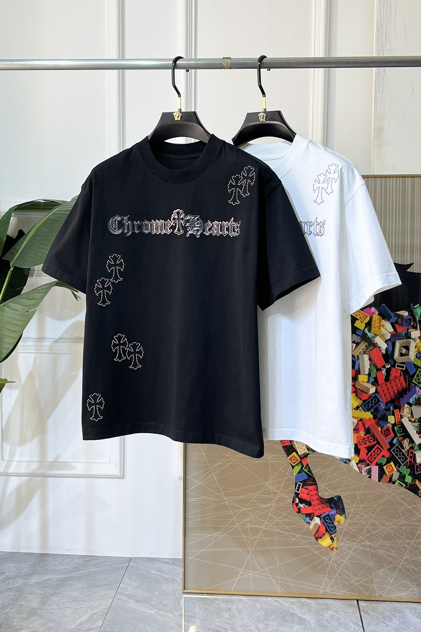 NO:746451,Croxin - 2026 Year of the Horse Spring and Summer new men's wide-edition short-sleeved T-shirt, urban casual style, a very design item, top-grade foreign merchants provide customized cotton fabrics, extremely comfortable and breathable, positive skin-friendly, subverting the comfort experience brought by traditional fabrics, exquisite craftsmanship and accessories. The brand LOGO pattern on the chest is made with unique craftsmanship, with strong style. Original tailoring, meticulous detail processing better highlights its quality. Loose size M-3XL  Can wear up to 220 pounds!  ,,chrome hearts,T-shirt,tees,t-shirt,19860909克罗芯 - 2026马年春夏新款男士阔版短袖T恤,都市休闲风格,极具设计感的一款单品,顶级外商客供定制棉面料,上手极微舒适透气,亲肤性积极,颠覆传统面料所带来的舒适体验,工艺辅料考究.胸前品牌LOGO图案以独特工艺制作而成,风格性极强.原版剪裁,一丝不苟细节处理更佳彰显其品质.宽松尺码M-3XL 最大可穿220斤！,,chrome hearts,T-shirt,tees，t-shirt,,Men's clothing