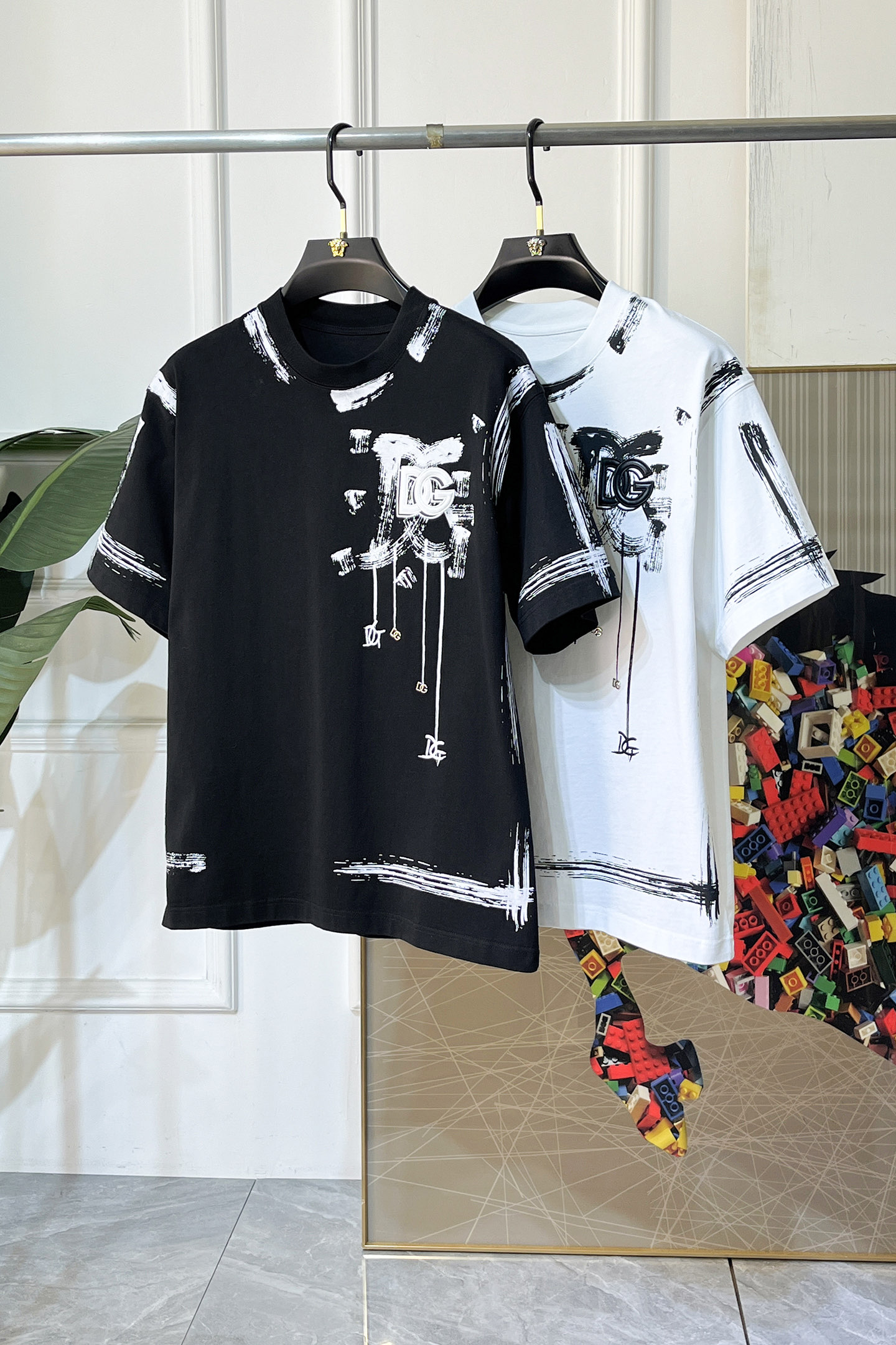 NO:744942,DG - 2026 Year of the Horse spring and summer new men's wide-edition short-sleeved T-shirt, urban casual style, a highly designed item, top-grade foreign merchants provide customized cotton fabrics, extremely comfortable and breathable, positive skin-friendly, subverting the comfort experience brought by traditional fabrics, exquisite craftsmanship and accessories. The brand LOGO pattern on the chest is made with unique craftsmanship, with strong style. Original tailoring, meticulous detail processing better highlights its quality. Loose size M-3XL  Can wear up to 220 pounds!  ,,T-shirt,tees,t-shirt,19860909DG - 2026马年春夏新款男士阔版短袖T恤,都市休闲风格,极具设计感的一款单品,顶级外商客供定制棉面料,上手极微舒适透气,亲肤性积极,颠覆传统面料所带来的舒适体验,工艺辅料考究.胸前品牌LOGO图案以独特工艺制作而成,风格性极强.原版剪裁,一丝不苟细节处理更佳彰显其品质.宽松尺码M-3XL 最大可穿220斤！,,T-shirt,tees，t-shirt,,Men's clothing