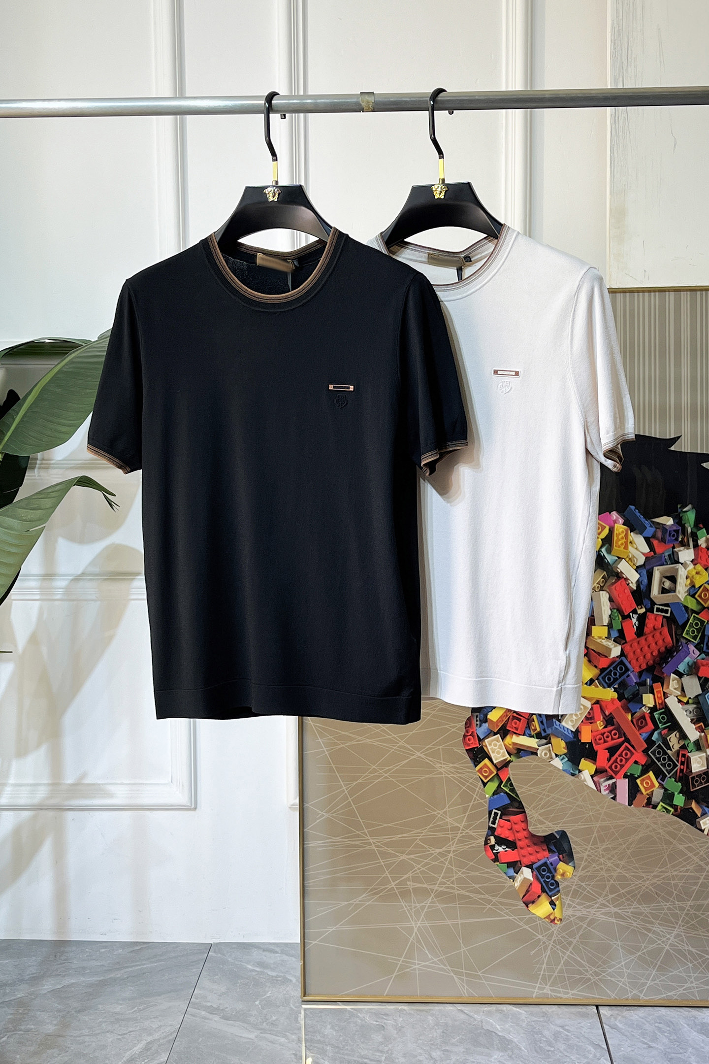 NO:733631,LP Noyo - 2026ss Year of the Horse Spring and Summer's latest hot style high-quality knitted short-sleeved T-shirt, customized imported soft Yilite fabric, embellished with fashionable big-name element logos, breathable fabric, delicate and soft texture, cool and smooth against the body. Moisture-wicking, simple and elegant yet fashionable, three-dimensional tailoring, super stylish upper body!  A must-have for fashionistas, sizes M-3XL, can be worn up to 190 pounds!  ,,loro piana,T-shirt,tees,t-shirt,19860909LP诺悠 - 2026ss马年春夏最新大爆款精品针织短袖T恤,定制进口轻柔伊力特面料,时尚大牌元素logo点缀,会呼吸的面料,质感细腻柔软,贴身冰爽顺滑.吸湿排汗,简约大方又不失时尚,版型立体裁剪,上身超有型！时尚潮人必备款 尺码M-3XL 最大可穿可穿190斤！,,loro piana,T-shirt,tees，t-shirt,,Men's clothing