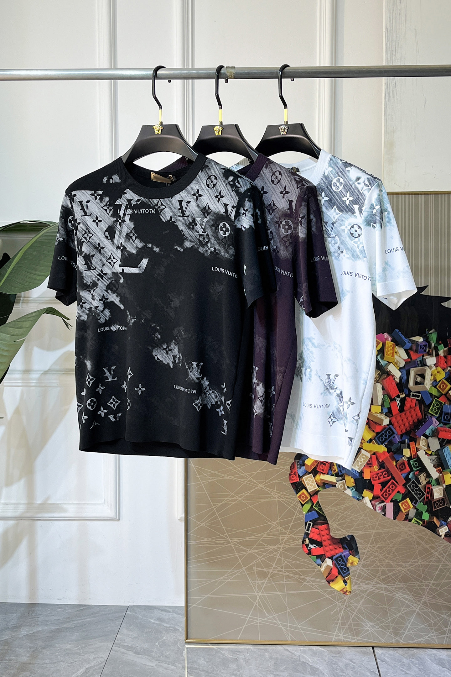 NO:733637,LV - 2026ss Year of the Horse spring and summer latest hot style high-quality knitted short-sleeved T-shirt, custom-made imported soft Yilite fabric, embellished with fashionable big-name element logos, breathable fabric, delicate and soft texture, cool and smooth next to the body. Moisture-wicking, simple and elegant yet fashionable, three-dimensional tailoring, super stylish upper body!  A must-have for fashionistas, sizes M-3XL, can be worn up to 190 pounds!  ,,louis vuitton,T-shirt,tees,t-shirt,19860909LV - 2026ss马年春夏最新大爆款精品针织短袖T恤,定制进口轻柔伊力特面料,时尚大牌元素logo点缀,会呼吸的面料,质感细腻柔软,贴身冰爽顺滑.吸湿排汗,简约大方又不失时尚,版型立体裁剪,上身超有型！时尚潮人必备款 尺码M-3XL 最大可穿可穿190斤！,,louis vuitton,T-shirt,tees，t-shirt,,Men's clothing