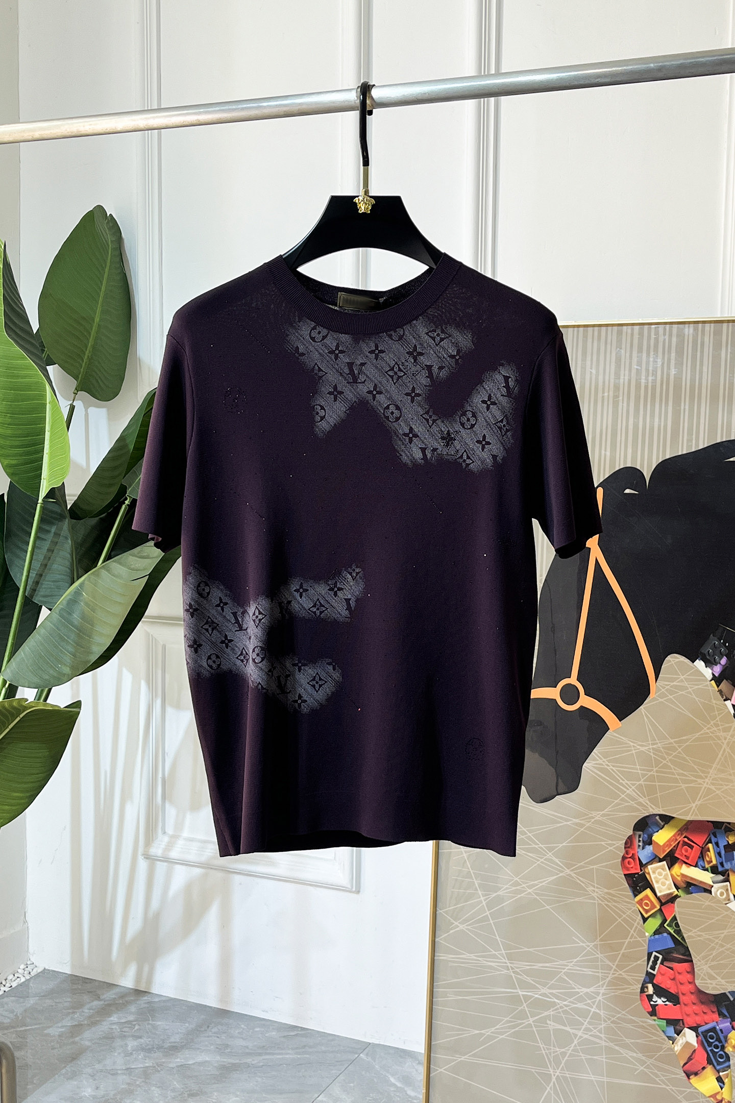 NO:733625,LV - 2026ss Year of the Horse spring and summer latest hot style high-quality knitted short-sleeved T-shirt, custom-made imported soft Yilite fabric, embellished with fashionable big-name element logos, breathable fabric, delicate and soft texture, cool and smooth next to the body. Moisture-wicking, simple and elegant yet fashionable, three-dimensional tailoring, super stylish upper body!  A must-have for fashionistas, sizes M-3XL, can be worn up to 190 pounds!  ,,louis vuitton,T-shirt,tees,t-shirt,19860909LV - 2026ss马年春夏最新大爆款精品针织短袖T恤,定制进口轻柔伊力特面料,时尚大牌元素logo点缀,会呼吸的面料,质感细腻柔软,贴身冰爽顺滑.吸湿排汗,简约大方又不失时尚,版型立体裁剪,上身超有型！时尚潮人必备款 尺码M-3XL 最大可穿可穿190斤！,,louis vuitton,T-shirt,tees，t-shirt,,Men's clothing