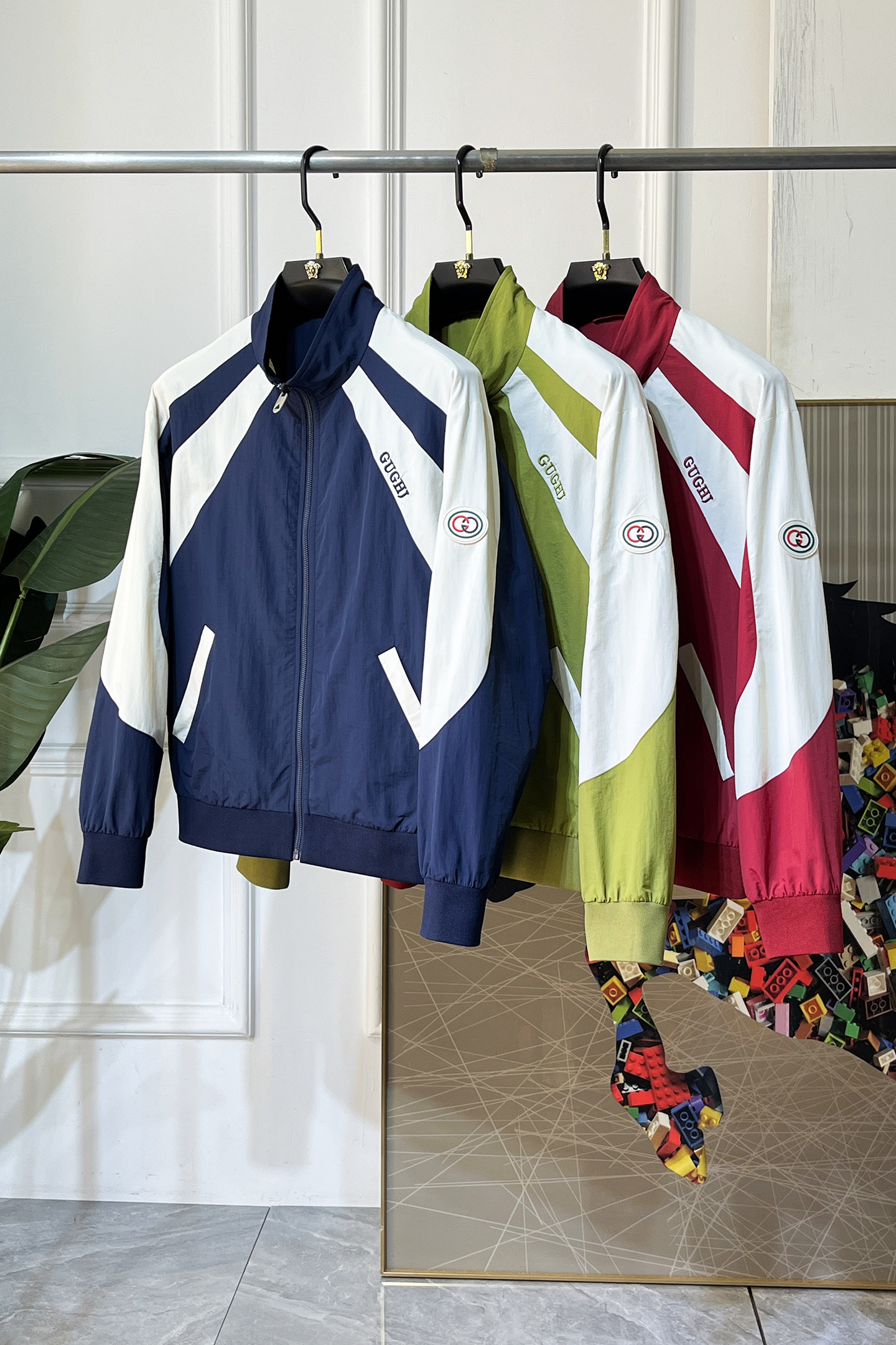 NO:733668,Gucci - 2026ss Year of the Horse Spring Jacket, customized with high-quality polyester fiber fabric!  Logo design with top fashion big-name elements, complete with three standards!  Original hardware accessories, smooth lines, exquisite craftsmanship, awesome upper body shape, comfortable fabrics, windproof and warm, it is very fashionable, handsome and a must-have for casual and fashionable men with any combination!  Sizes M-3XL can fit up to 190 pounds!  ,,jackets & coats,jackets & coats,19860909古奇- 2026ss马年贺岁款春装夹克外套,定制高品质聚酯纤维面料！顶级时尚大牌元素logo设计,三标齐全！原版五金辅料,线条流畅,工艺精致,上身版型超赞,面料舒适,挡风保暖,随意搭配都非常时尚帅气休闲时尚男仕必备款哦！尺码M-3XL 最大穿190斤！,,jackets & coats,jackets & coats,,Men's clothing