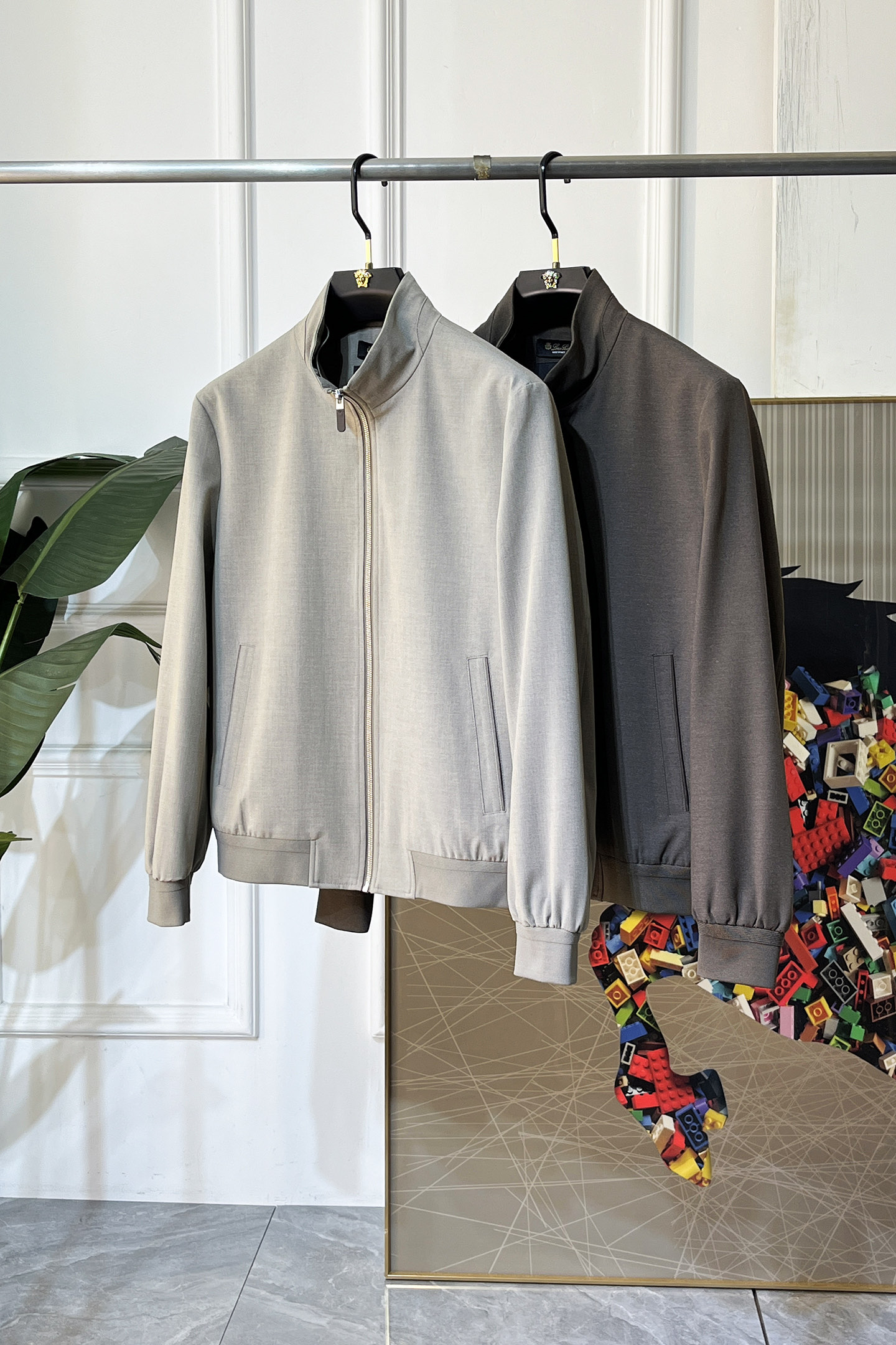 NO:736080,LP Nuoyo - 2026ss Year of the Horse Spring Jacket, customized with high-quality polyester fiber fabric!  Logo design with top fashion big-name elements, complete with three standards!  Original hardware accessories, smooth lines, exquisite craftsmanship, awesome upper body shape, comfortable fabrics, windproof and warm, it is very fashionable, handsome and a must-have for casual and fashionable men with any combination!  Sizes M-3XL can fit up to 190 pounds!  ,,loro piana,jackets & coats,jackets & coats,19860909LP诺悠 - 2026ss马年贺岁款春装夹克外套,定制高品质聚酯纤维面料！顶级时尚大牌元素logo设计,三标齐全！原版五金辅料,线条流畅,工艺精致,上身版型超赞,面料舒适,挡风保暖,随意搭配都非常时尚帅气休闲时尚男仕必备款哦！尺码M-3XL 最大穿190斤！,,loro piana,jackets & coats,jackets & coats,,Men's clothing