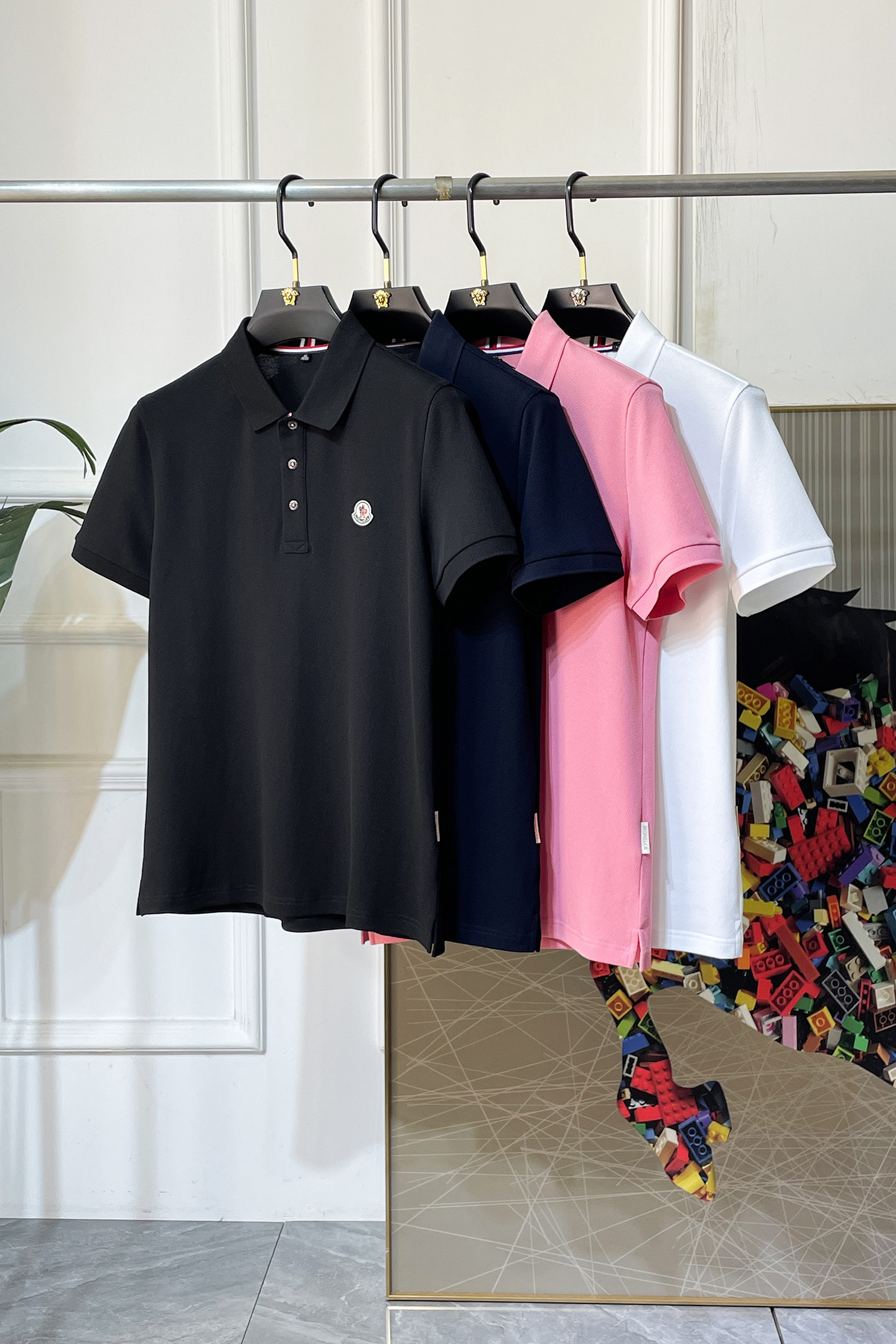 NO:736075,Meng Mouth - 2026ss New Year of the Horse spring and summer new polo collar short-sleeved series. Selected high-quality double mercerized pique cotton fabrics, fashionable big-name element logo design, awesome upper body shape, fine, comfortable and breathable fabrics, super good-looking and a must-have for fashionable men with any combination!  Sizes M-3XL can fit up to 200 pounds!  ,,Moncler,T-shirt,19860909蒙口- 2026ss马年春夏新款polo领短袖系列.精选优质双丝光珠地棉面料,时尚大牌元素logo设计,上身版型超赞,面料细腻舒适透气,随意搭配都超级好看时尚型男必备款哦！尺码M-3XL 最大可穿200斤！,,Moncler,T-shirt,,Men's clothing