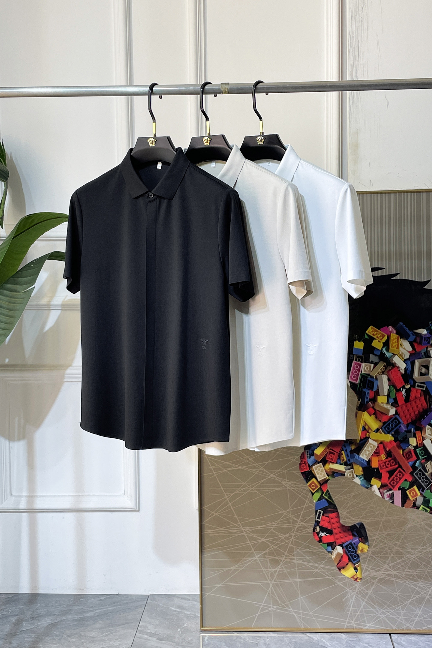 NO:733649,Dior - 2026 Year of the Horse ss spring and summer fashion hot-selling high-quality short-sleeved shirts, sold through trading company channels, in perfect condition, classified as cabinet level, predictable hot-selling, advanced custom-made imported high-grade cotton blended fabrics, master tailoring, invincible texture, excellent skin-friendly, very outstanding aesthetic design, exquisite craftsmanship, smooth lines, perfect match!  Easily upgrade your sense of fashion, with high recognition, great upper body effect, extremely sophisticated and rigorous workmanship, neat and meticulous wiring, it can be worn for business or daily leisure!  Counter size M-3XL,,dior,shirts,T-shirt,19860909迪奥 - 2026马年ss春夏时尚大爆款精品短袖衬衫,贸易公司渠道货,品相完美如斯,属于入柜级别,可预见性的爆款,高级定制进口高级棉混纺面料,大师级剪裁,质感无敌,亲肤性极佳,非常出彩的美学设计,工艺精湛,线条流畅,完美搭配！轻松将时髦感进阶,有着高强辨识度,上身效果超赞,做工极为考究严谨,走线工整细致,商务抑或日常休闲均可搭配！专柜尺码 M-3XL,,dior,shirts,T-shirt,,Men's clothing