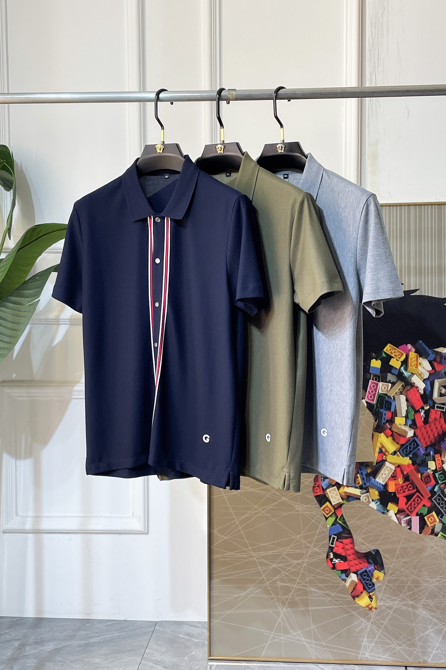 NO:733654,Gucci - 2026ss New Year of the Horse spring and summer new polo collar short-sleeved series. Selected high-quality double mercerized pique cotton fabric, fashionable big-name element logo design, awesome upper body shape, fine, comfortable and breathable fabric, super good-looking with any combination, a must-have for fashionable men!  Sizes M-3XL can fit up to 200 pounds!  ,,T-shirt,19860909古奇- 2026ss马年春夏新款polo领短袖系列.精选优质双丝光珠地棉面料,时尚大牌元素logo设计,上身版型超赞,面料细腻舒适透气,随意搭配都超级好看时尚型男必备款哦！尺码M-3XL 最大可穿200斤！,,T-shirt,,Men's clothing