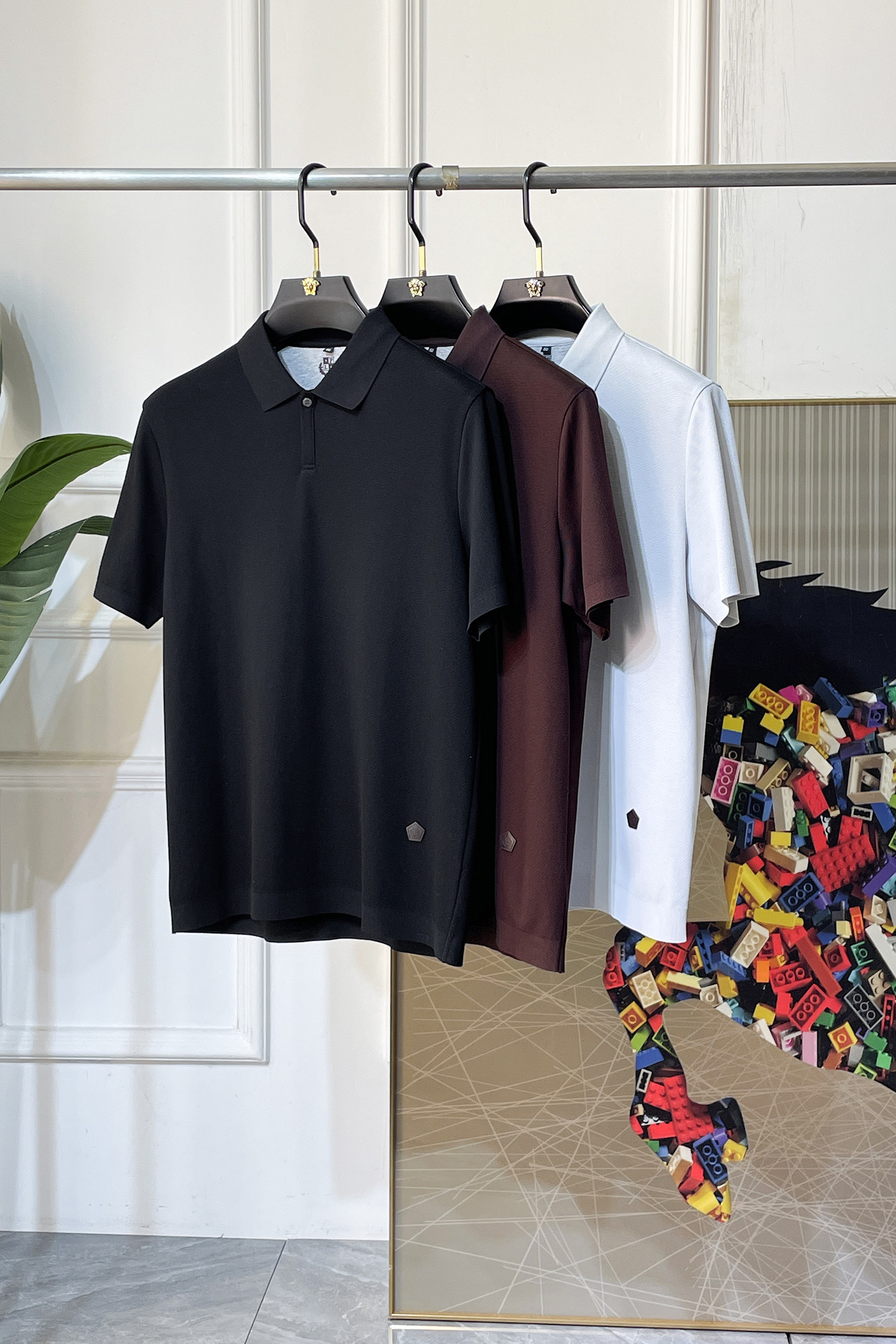 NO:744887,LP Noyo - 2026ss New Year of the Horse spring and summer new polo collar short-sleeved series. Selected high-quality double mercerized pique cotton fabrics, fashionable big-name element logo design, awesome upper body shape, fine, comfortable and breathable fabrics, super good-looking and a must-have for fashionable men with any combination!  Sizes M-3XL can fit up to 200 pounds!  ,,loro piana,T-shirt,19860909LP诺悠 - 2026ss马年春夏新款polo领短袖系列.精选优质双丝光珠地棉面料,时尚大牌元素logo设计,上身版型超赞,面料细腻舒适透气,随意搭配都超级好看时尚型男必备款哦！尺码M-3XL 最大可穿200斤！,,loro piana,T-shirt,,Men's clothing