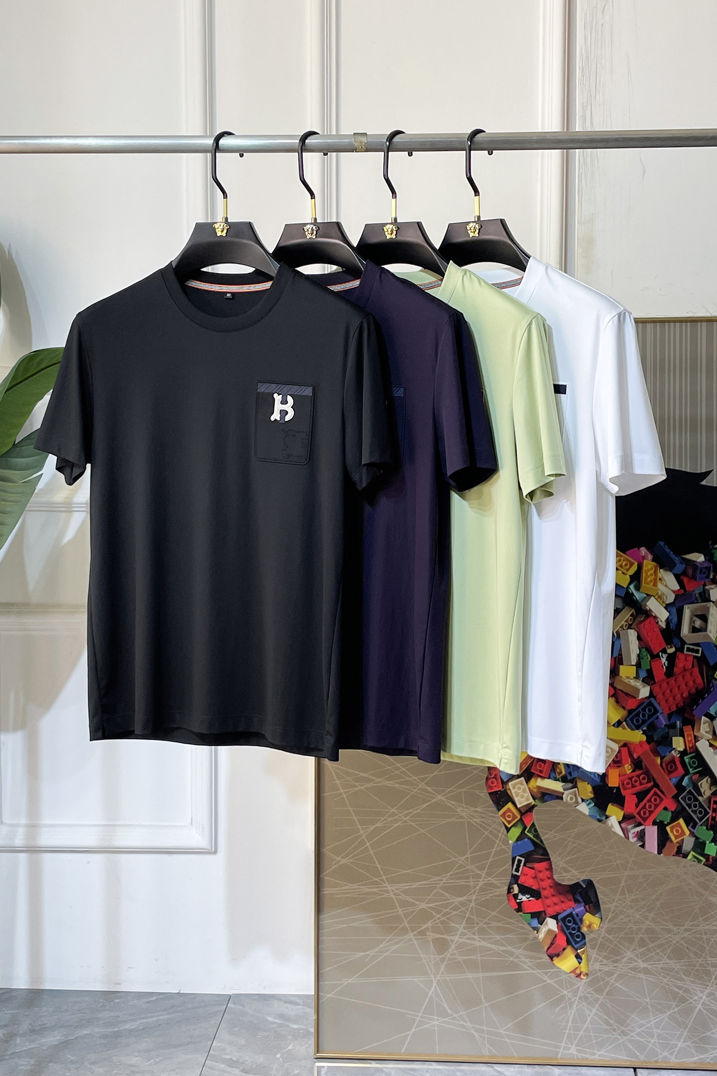 NO:776668,Burberry - 2026ss Year of the Horse Spring and Summer boutique short-sleeved T-shirt. Official website synchronization. High-end quality. Customized top-grade mercerized cotton fabric, 1:1 production by top manufacturers, fashionable brand heavy craftsmanship logo design, soft and delicate feel. Skin-friendly and comfortable to wear. Versatile and casual. The upper body is very good. Handsome. A must-have for trendy men. Size M-3XL. Can wear up to 200 pounds!  ,,burberry,T-shirt,tees,t-shirt,19860909巴宝莉 - 2026ss马年贺岁款春夏精品短袖T恤 官网同步 高端品质 定制顶级丝光棉面料,顶级大厂1:1制作,时尚大牌重工艺logo设计,手感柔软细腻 穿着亲肤舒适 百搭休闲 上身非常赞 帅气 潮男必备品 尺码M-3XL 最大可穿200斤！,,burberry,T-shirt,tees，t-shirt,,Men's clothing
