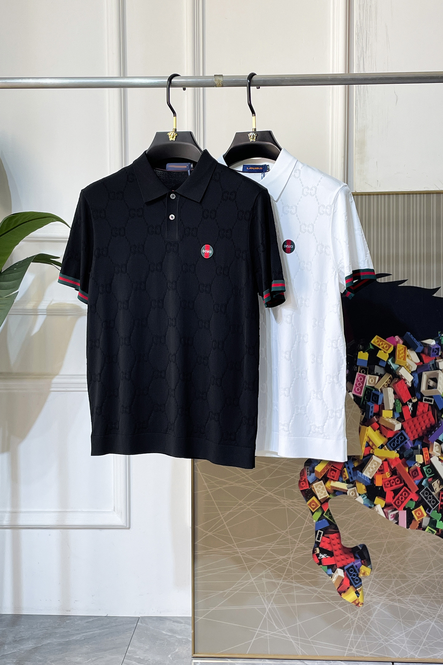 NO:733671,Gucci - 2026ss Year of the Horse Spring and Summer's latest hot-selling high-quality knitted short-sleeved T-shirt, customized imported soft Yilite fabric, embellished with fashionable big-name element logos, breathable fabric, delicate and soft texture, cool and smooth against the body. Moisture-wicking, simple and generous yet fashionable, three-dimensional tailoring, super stylish upper body!  A must-have for fashionistas, sizes M-3XL, can be worn up to 190 pounds!  ,,T-shirt,tees,t-shirt,19860909古奇 - 2026ss马年春夏最新大爆款精品针织短袖T恤,定制进口轻柔伊力特面料,时尚大牌元素logo点缀,会呼吸的面料,质感细腻柔软,贴身冰爽顺滑.吸湿排汗,简约大方又不失时尚,版型立体裁剪,上身超有型！时尚潮人必备款 尺码M-3XL 最大可穿可穿190斤！,,T-shirt,tees，t-shirt,,Men's clothing