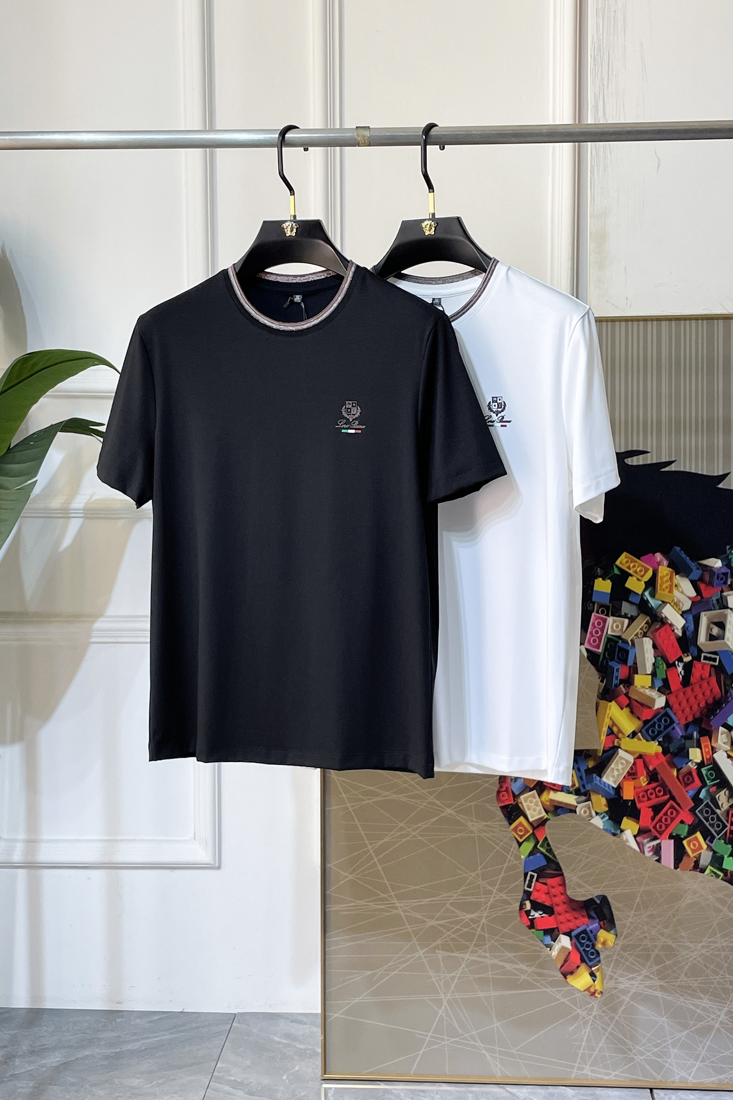 NO:776670,LP Nuoyo - 2026ss Spring and Summer high-quality short-sleeved T-shirt for the Year of the Horse. Official website synchronization. High-end quality. Customized top-grade mercerized cotton fabric, 1:1 production by top manufacturers, fashionable brand heavy craftsmanship logo design, soft and delicate feel. Skin-friendly and comfortable to wear. Versatile and casual. The upper body is very good. Handsome. A must-have for trendy men. Size M-3XL. Can wear up to 200 pounds!  ,,loro piana,T-shirt,tees,t-shirt,19860909LP诺悠 - 2026ss马年贺岁款春夏精品短袖T恤 官网同步 高端品质 定制顶级丝光棉面料,顶级大厂1:1制作,时尚大牌重工艺logo设计,手感柔软细腻 穿着亲肤舒适 百搭休闲 上身非常赞 帅气 潮男必备品 尺码M-3XL 最大可穿200斤！,,loro piana,T-shirt,tees，t-shirt,,Men's clothing