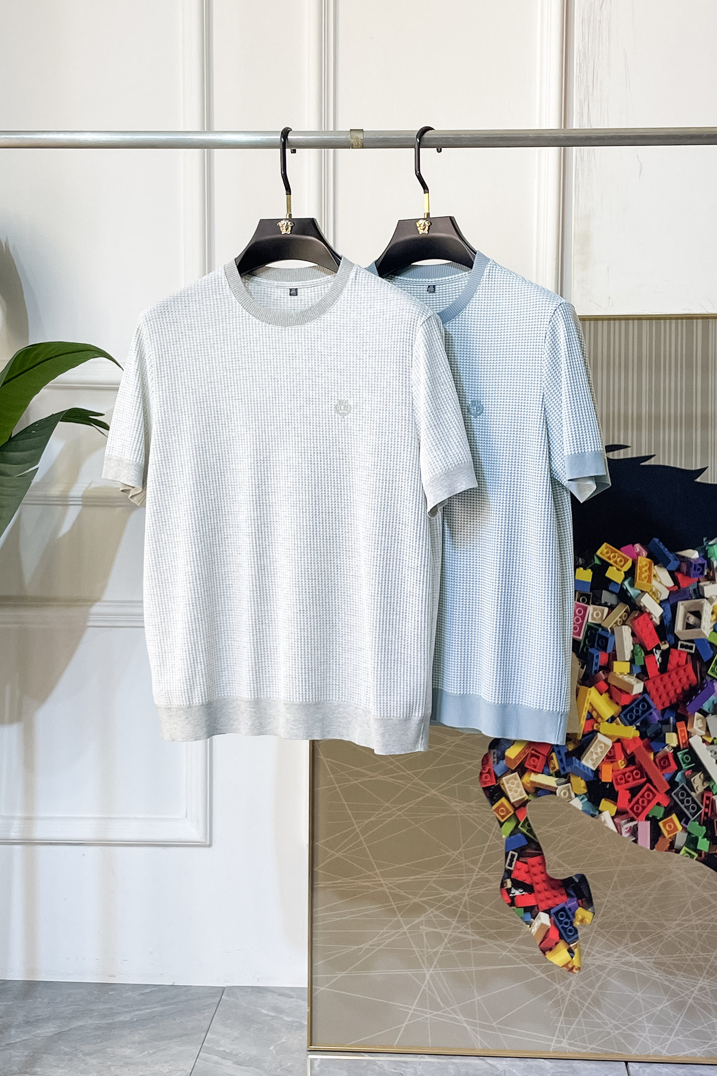 NO:776672,LP Nuoyou - 2026ss Spring and Summer high-quality short-sleeved T-shirt for the Year of the Horse. Official website synchronization. High-end quality. Customized top-grade long-staple cotton fabric, 1:1 production by top manufacturers, fashionable brand heavy craftsmanship logo design, soft and delicate feel. Skin-friendly and comfortable to wear. Versatile and casual. The upper body is very good. Handsome. A must-have for trendy men. Size M-3XL. Can wear up to 200 pounds!  ,,loro piana,T-shirt,tees,t-shirt,19860909LP诺悠 - 2026ss马年贺岁款春夏精品短袖T恤 官网同步 高端品质 定制顶级长绒棉面料,顶级大厂1:1制作,时尚大牌重工艺logo设计,手感柔软细腻 穿着亲肤舒适 百搭休闲 上身非常赞 帅气 潮男必备品 尺码M-3XL 最大可穿200斤！,,loro piana,T-shirt,tees，t-shirt,,Men's clothing