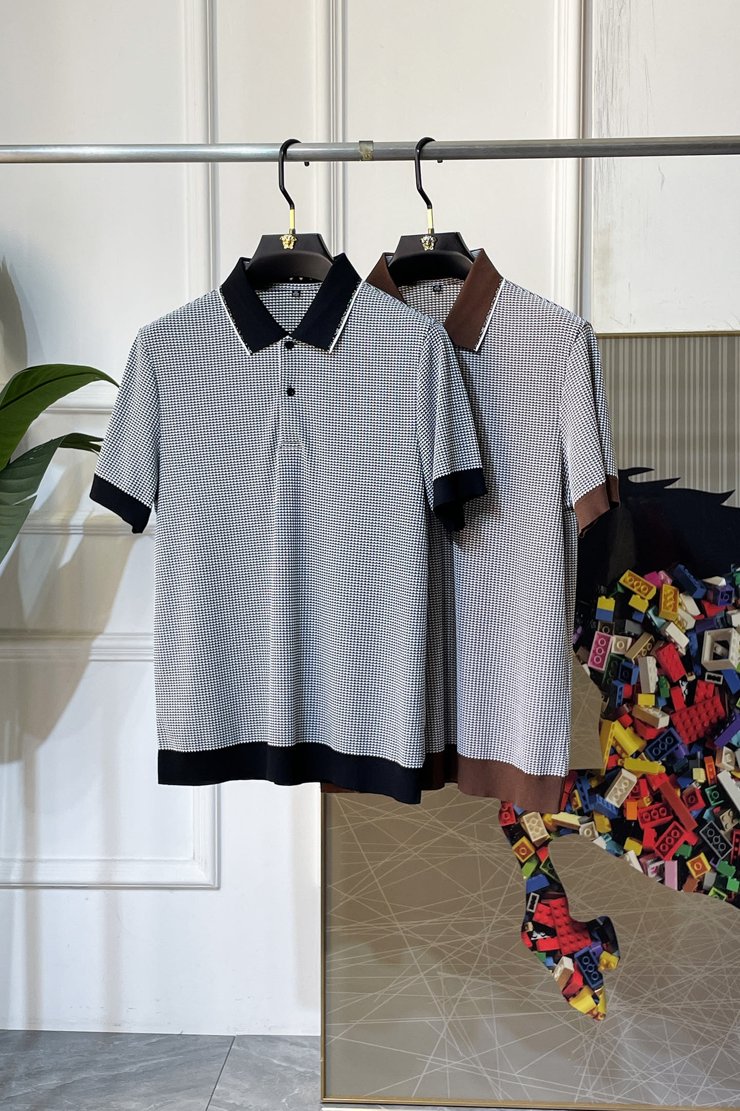 NO:744893,Dior - 2026ss New Year of the Horse spring and summer new polo collar short-sleeved series. Selected high-quality silk cotton fabrics, fashionable big-name element logo design, awesome upper body shape, fine, comfortable and breathable fabrics, super good-looking with any combination, a must-have for fashionable men!  Sizes M-3XL can fit up to 200 pounds!  ,,dior,T-shirt,19860909迪奥 - 2026ss马年春夏新款polo领短袖系列.精选优质蚕丝棉面料,时尚大牌元素logo设计,上身版型超赞,面料细腻舒适透气,随意搭配都超级好看时尚型男必备款哦！尺码M-3XL 最大可穿200斤！,,dior,T-shirt,,Men's clothing