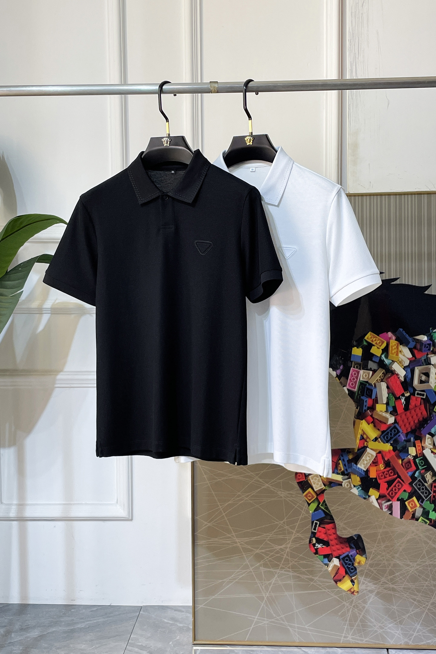 NO:774129,Prada - 2026ss New Year of the Horse spring and summer new polo collar short-sleeved series. Selected high-quality double mercerized pique cotton fabrics, fashionable big-name element logo design, awesome upper body shape, fine, comfortable and breathable fabrics, super good-looking and a must-have for fashionable men with any combination!  Sizes M-3XL can fit up to 200 pounds!  ,,prada,T-shirt,19860909普拉达 - 2026ss马年春夏新款polo领短袖系列.精选优质双丝光珠地棉面料,时尚大牌元素logo设计,上身版型超赞,面料细腻舒适透气,随意搭配都超级好看时尚型男必备款哦！尺码M-3XL 最大可穿200斤！,,prada,T-shirt,,Men's clothing