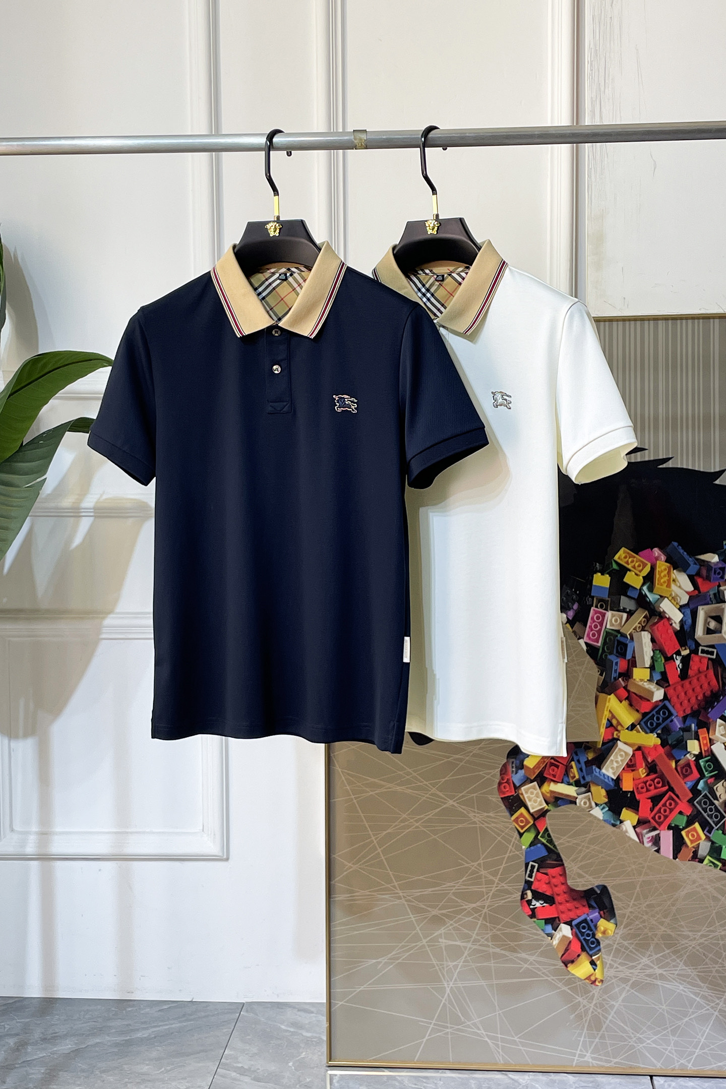 NO:736083,Burberry - 2026ss New Year of the Horse spring and summer new polo collar short-sleeved series. Selected high-quality double mercerized pique cotton fabrics, fashionable big-name element logo design, awesome upper body shape, fine, comfortable and breathable fabrics, super good-looking and a must-have for fashionable men with any combination!  Sizes M-3XL can fit up to 200 pounds!  ,,burberry,T-shirt,19860909巴宝莉- 2026ss马年春夏新款polo领短袖系列.精选优质双丝光珠地棉面料,时尚大牌元素logo设计,上身版型超赞,面料细腻舒适透气,随意搭配都超级好看时尚型男必备款哦！尺码M-3XL 最大可穿200斤！,,burberry,T-shirt,,Men's clothing