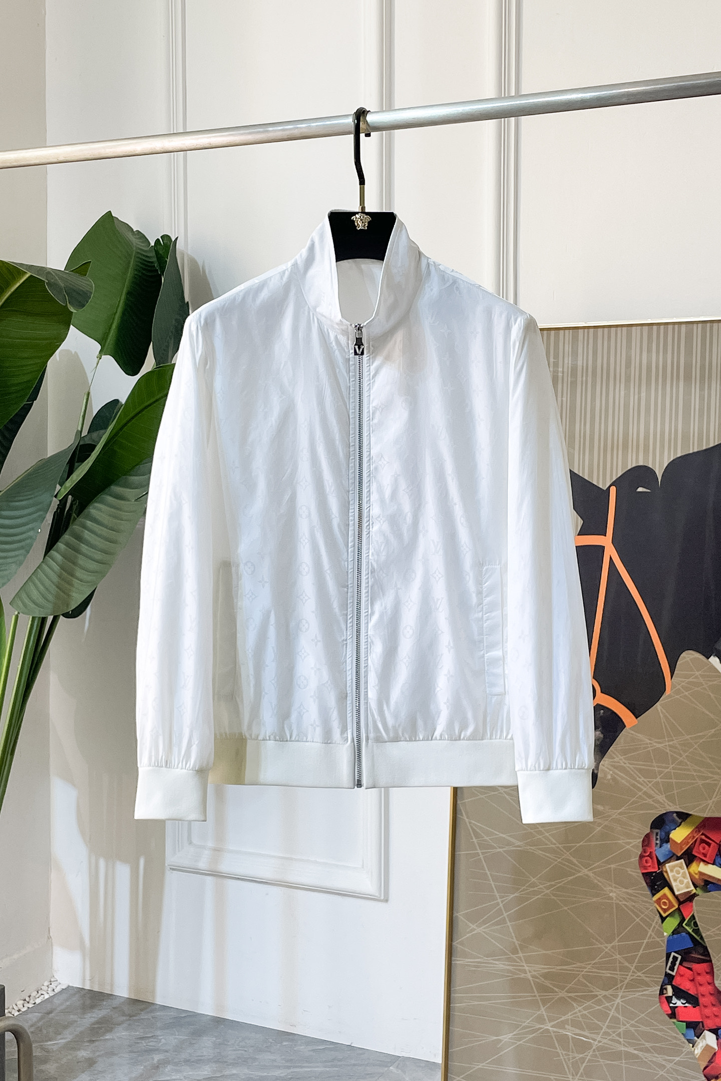 NO:733697,LV- 2026ss Year of the Horse Spring Jacket, customized with high-quality polyester fiber fabric!  Logo design with top fashion big-name elements, complete with three standards!  Original hardware accessories, smooth lines, exquisite craftsmanship, awesome upper body shape, comfortable fabrics, windproof and warm, it is very fashionable, handsome and a must-have for casual and fashionable men with any combination!  Sizes M-3XL can fit up to 190 pounds!  ,,louis vuitton,jackets & coats,jackets & coats,19860909LV- 2026ss马年贺岁款春装夹克外套,定制高品质聚酯纤维面料！顶级时尚大牌元素logo设计,三标齐全！原版五金辅料,线条流畅,工艺精致,上身版型超赞,面料舒适,挡风保暖,随意搭配都非常时尚帅气休闲时尚男仕必备款哦！尺码M-3XL 最大穿190斤！,,louis vuitton,jackets & coats,jackets & coats,,Men's clothing