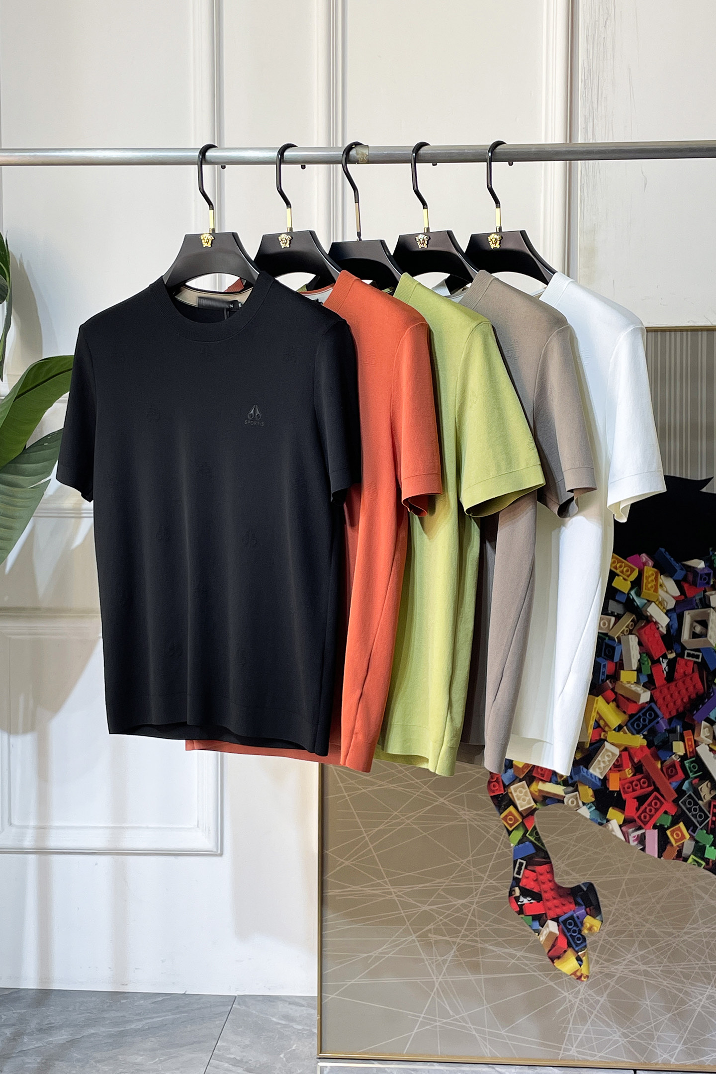 NO:744948,Givenchy - 2026ss Year of the Horse Spring and Summer's latest hot-selling high-quality knitted short-sleeved T-shirt, customized imported soft Yilite fabric, embellished with fashionable big-name element logos, breathable fabric, delicate and soft texture, cool and smooth against the body. Moisture-wicking, simple and elegant yet fashionable, three-dimensional tailoring, super stylish upper body!  A must-have for fashionistas, sizes M-3XL, can be worn up to 190 pounds!  ,,givenchy,T-shirt,tees,t-shirt,19860909纪梵希 - 2026ss马年春夏最新大爆款精品针织短袖T恤,定制进口轻柔伊力特面料,时尚大牌元素logo点缀,会呼吸的面料,质感细腻柔软,贴身冰爽顺滑.吸湿排汗,简约大方又不失时尚,版型立体裁剪,上身超有型！时尚潮人必备款 尺码M-3XL 最大可穿可穿190斤！,,givenchy,T-shirt,tees，t-shirt,,Men's clothing