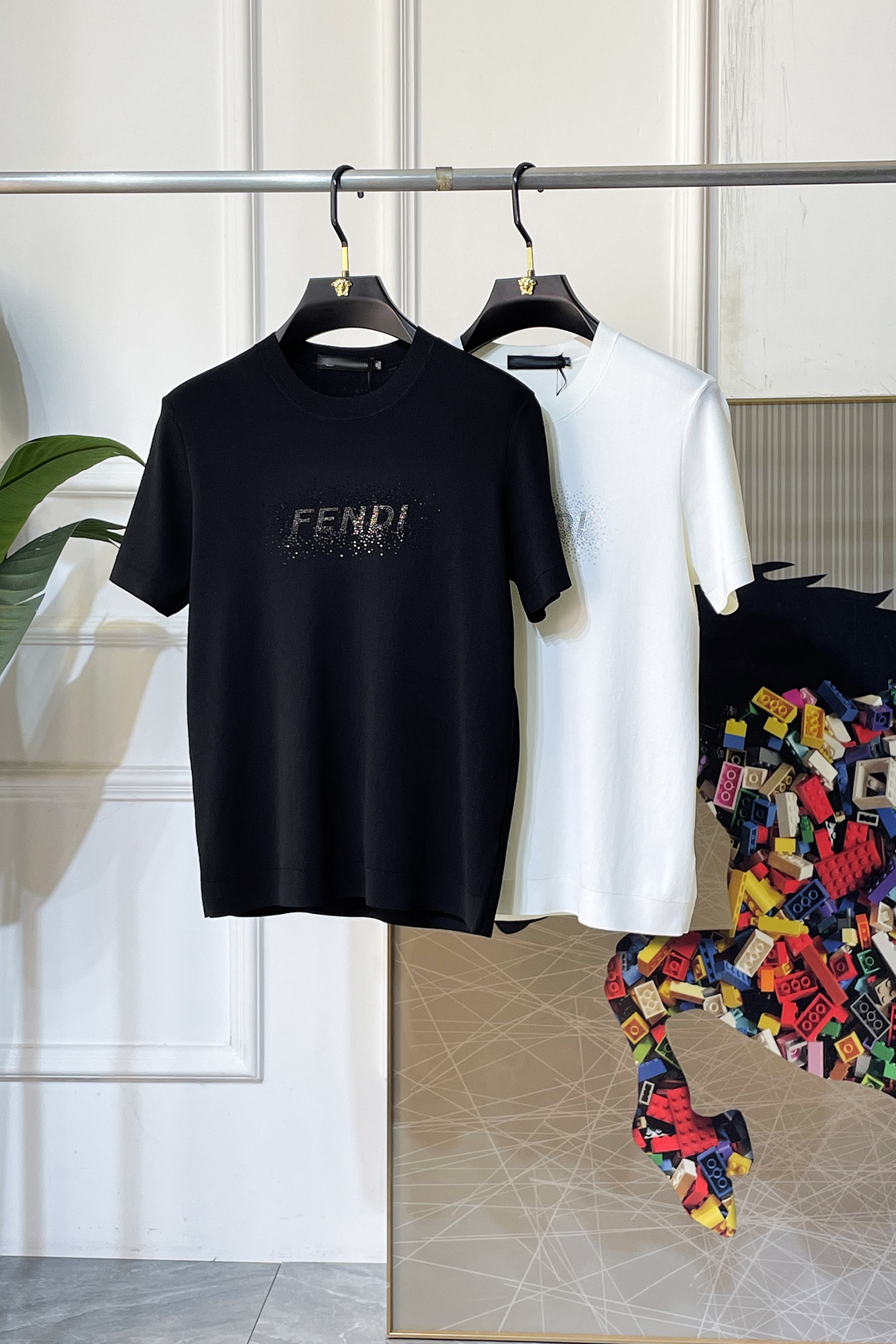 NO:733619,Fendi - 2026ss Year of the Horse Spring and Summer's latest hot style high-quality knitted short-sleeved T-shirt, customized imported soft Yilite fabric, embellished with fashionable big-name element logos, breathable fabric, delicate and soft texture, cool and smooth against the body. Moisture-wicking, simple and generous yet fashionable, three-dimensional tailoring, super stylish upper body!  A must-have for fashionistas, sizes M-3XL, can be worn up to 190 pounds!  ,,fendi,T-shirt,tees,t-shirt,19860909芬迪 - 2026ss马年春夏最新大爆款精品针织短袖T恤,定制进口轻柔伊力特面料,时尚大牌元素logo点缀,会呼吸的面料,质感细腻柔软,贴身冰爽顺滑.吸湿排汗,简约大方又不失时尚,版型立体裁剪,上身超有型！时尚潮人必备款 尺码M-3XL 最大可穿可穿190斤！,,fendi,T-shirt,tees，t-shirt,,Men's clothing