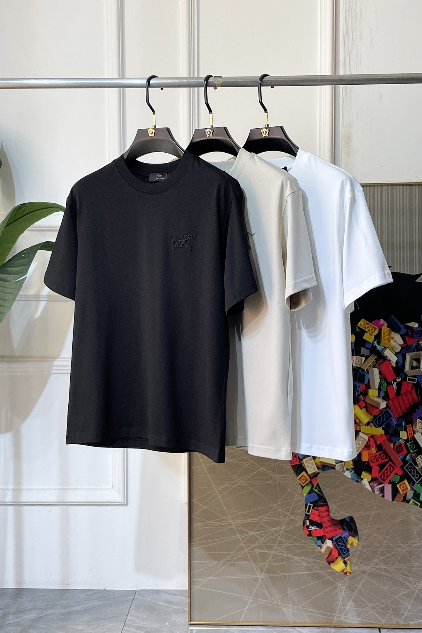 NO:744947,Zuniao - 2026 Spring and Summer New Year of the Horse men's wide-edition short-sleeved T-shirt, urban casual style, a very design item, top-grade foreign merchants provide customized cotton fabrics, extremely comfortable and breathable, positive skin-friendly, subverting the comfort experience brought by traditional fabrics, exquisite craftsmanship and accessories. The brand LOGO pattern on the chest is made with unique craftsmanship, with strong style. Original tailoring, meticulous detail processing to better highlight its quality. Loose size M-3XL  The maximum weight you can wear!  ,,T-shirt,tees,t-shirt,19860909史祖鸟 - 2026马年春夏新款男士阔版短袖T恤,都市休闲风格,极具设计感的一款单品,顶级外商客供定制棉面料,上手极微舒适透气,亲肤性积极,颠覆传统面料所带来的舒适体验,工艺辅料考究.胸前品牌LOGO图案以独特工艺制作而成,风格性极强.原版剪裁,一丝不苟细节处理更佳彰显其品质.宽松尺码M-3XL 最大可穿斤！,,T-shirt,tees，t-shirt,,Men's clothing