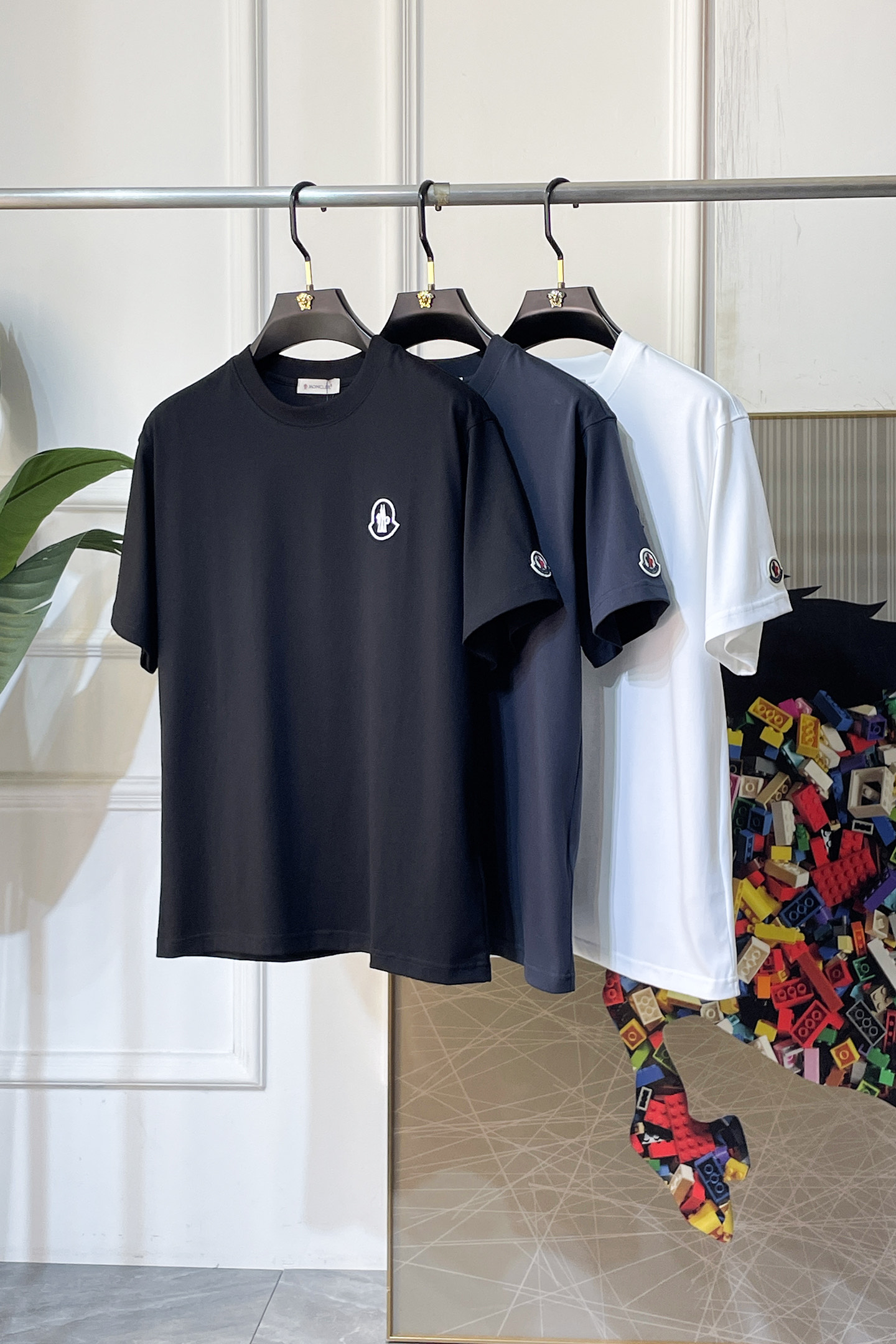 NO:744953,Meng Mouth - 2026 Year of the Horse spring and summer new men's wide-edition short-sleeved T-shirt, urban casual style, a very design item, top-grade foreign merchants provide customized cotton fabrics, extremely comfortable and breathable, positive skin-friendly, subverting the comfort experience brought by traditional fabrics, exquisite craftsmanship and accessories. The brand LOGO pattern on the chest is made with unique craftsmanship, with strong style. Original tailoring, meticulous detail processing to better highlight its quality. Loose size M-3XL  The maximum weight you can wear!  ,,Moncler,T-shirt,tees,t-shirt,19860909蒙口 - 2026马年春夏新款男士阔版短袖T恤,都市休闲风格,极具设计感的一款单品,顶级外商客供定制棉面料,上手极微舒适透气,亲肤性积极,颠覆传统面料所带来的舒适体验,工艺辅料考究.胸前品牌LOGO图案以独特工艺制作而成,风格性极强.原版剪裁,一丝不苟细节处理更佳彰显其品质.宽松尺码M-3XL 最大可穿斤！,,Moncler,T-shirt,tees，t-shirt,,Men's clothing