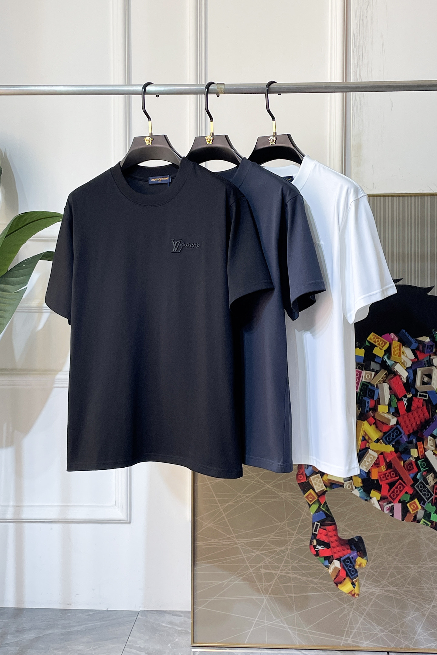 NO:733642,LV - 2026 Year of the Horse Spring and Summer new men's wide-edition short-sleeved T-shirt, urban casual style, a highly designed item, top-grade foreign merchants provide customized cotton fabrics, extremely comfortable and breathable, positive skin-friendly, subverting the comfort experience brought by traditional fabrics, exquisite craftsmanship and accessories. The brand LOGO pattern on the chest is made with unique craftsmanship, with strong style. Original tailoring, meticulous detail processing better highlights its quality. Color black white Loose size M-3XL  The maximum weight you can wear!  ,,louis vuitton,T-shirt,tees,t-shirt,19860909LV - 2026马年春夏新款男士阔版短袖T恤,都市休闲风格,极具设计感的一款单品,顶级外商客供定制棉面料,上手极微舒适透气,亲肤性积极,颠覆传统面料所带来的舒适体验,工艺辅料考究.胸前品牌LOGO图案以独特工艺制作而成,风格性极强.原版剪裁,一丝不苟细节处理更佳彰显其品质.颜色黑色 白色 宽松尺码M-3XL 最大可穿斤！,,louis vuitton,T-shirt,tees，t-shirt,,Men's clothing