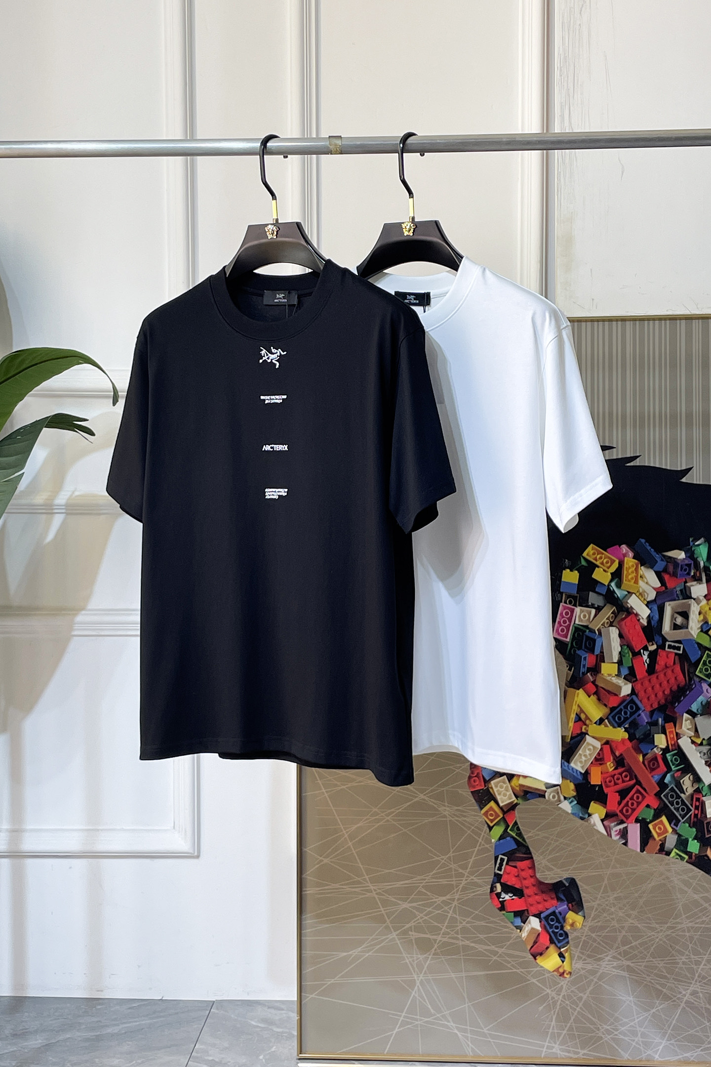 NO:733636,Zuniao - 2026 Spring and Summer New Year of the Horse men's wide-edition short-sleeved T-shirt, urban casual style, a very design item, top-grade foreign merchants provide customized cotton fabrics, extremely comfortable and breathable, positive skin-friendly, subverting the comfort experience brought by traditional fabrics, exquisite craftsmanship and accessories. The brand LOGO pattern on the chest is made with unique craftsmanship, with strong style. Original tailoring, meticulous detail processing to better highlight its quality. Color black white  Loose sizes M-3XL, can fit up to 210 pounds!  ,,T-shirt,tees,t-shirt,19860909史祖鸟 - 2026马年春夏新款男士阔版短袖T恤,都市休闲风格,极具设计感的一款单品,顶级外商客供定制棉面料,上手极微舒适透气,亲肤性积极,颠覆传统面料所带来的舒适体验,工艺辅料考究.胸前品牌LOGO图案以独特工艺制作而成,风格性极强.原版剪裁,一丝不苟细节处理更佳彰显其品质.颜色黑色 白色 宽松尺码M-3XL 最大可穿210斤！,,T-shirt,tees，t-shirt,,Men's clothing