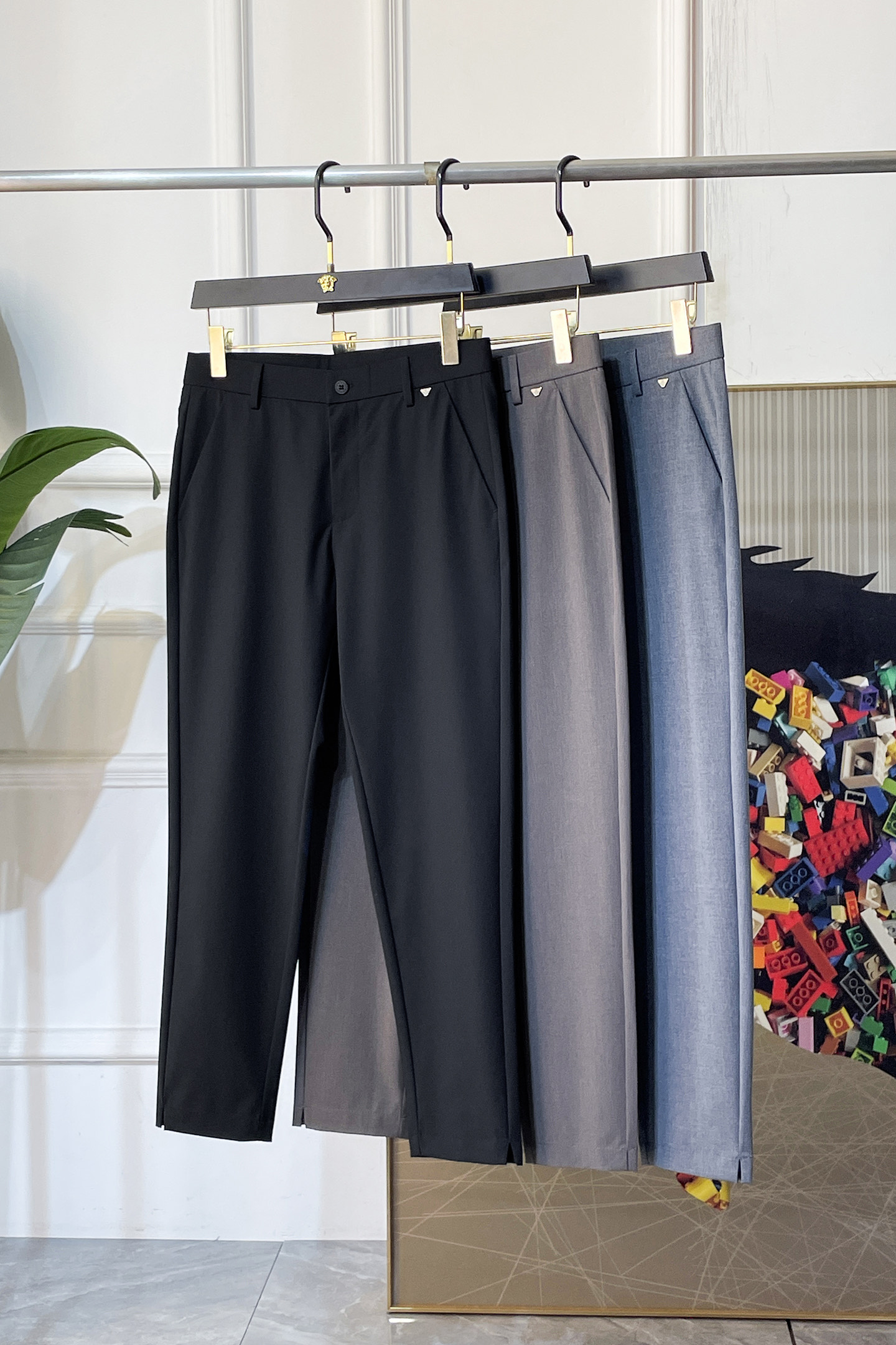 NO:736027,Burberry - 2026ss Spring and Summer Year of the Horse 9-point casual pants. Original 1:1 production, a perfect choice for daily necessities, simple and elegant, fashionable and stylish, custom imported European cotton fabrics, heavy washing process, complex workmanship and exquisite craftsmanship. Easily cater to the needs of the four seasons, soft and elastic, smooth and neat, original accessories and hardware, comfortable upper body, very easy to wear and durable, size 29-38,, burberry,19860909巴宝莉 - 2026ss马年春夏贺岁款9分休闲裤.原单1:1制作,日常必备的完美之选,简单大气亦时尚有型,定制进口欧棉面料 ,重工洗水工艺,做工复杂工艺精湛.轻松迎合四季需要,手感柔软带弹力,流畅利落,原版辅料五金,上身舒适非常易搭耐看码数29-38,,burberry,,Men's clothing