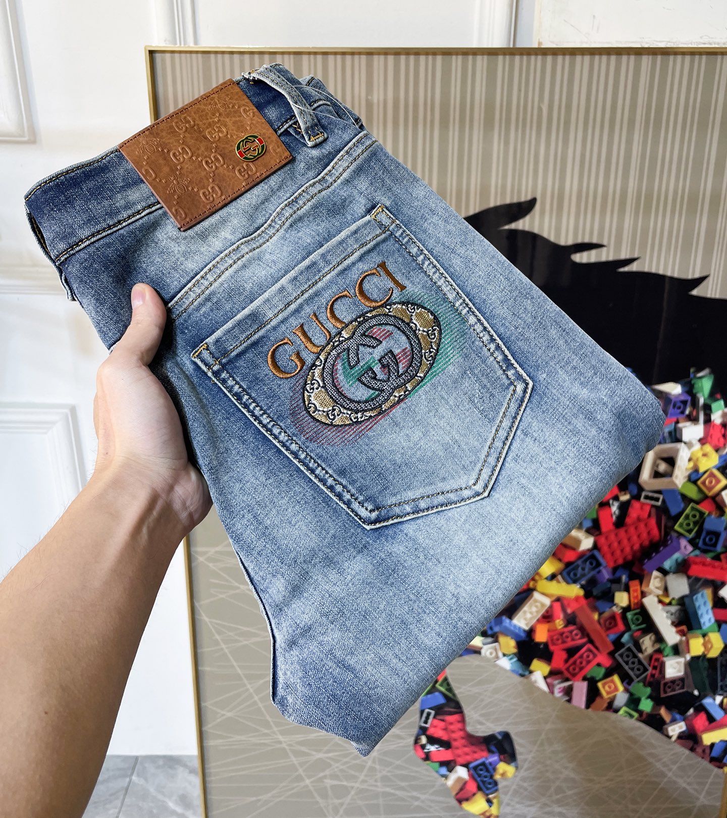 NO:776691,Gucci - 2026ss hot spring and summer jeans for the Year of the Horse. Original 1:1 production, the perfect choice for daily essentials, simple and elegant, fashionable and stylish, customized imported denim fabric, heavy washing process, complex workmanship and exquisite craftsmanship. Easily cater to the needs of the four seasons, soft and elastic to the touch, smooth and neat, original accessories and hardware, comfortable upper body, very easy to wear and durable, code number 29-38,,jeans,19860909古奇 - 2026ss马年春夏大爆款牛仔裤.原单1:1制作,日常必备的完美之选,简单大气亦时尚有型,定制进口丹宁面料 ,重工洗水工艺,做工复杂工艺精湛.轻松迎合四季需要,手感柔软带弹力,流畅利落,原版辅料五金,上身舒适非常易搭耐看码数29-38,,jeans,,Men's clothing