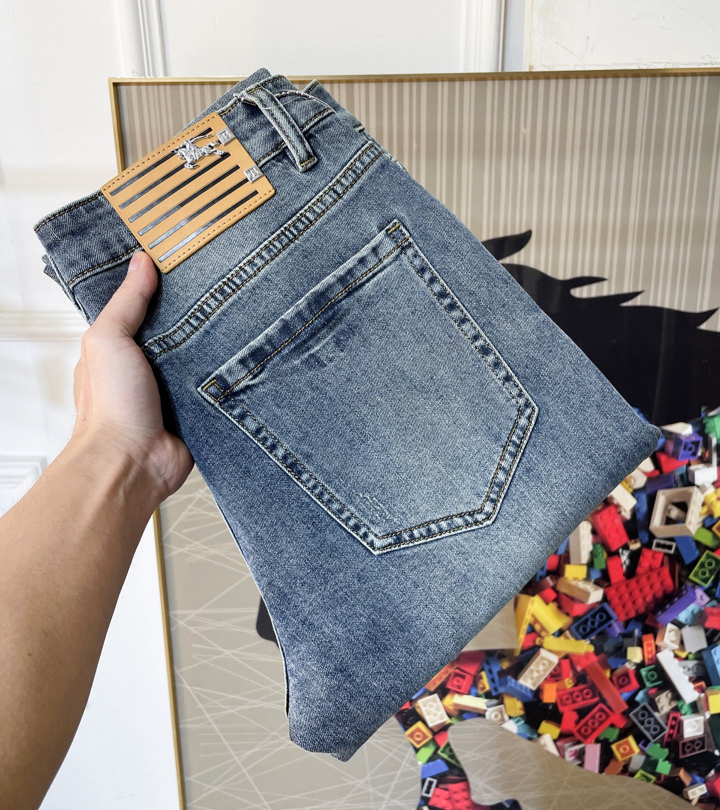 NO:736020,Burberry - 2026ss hot spring and summer jeans for the Year of the Horse. Original 1:1 production, a perfect choice for daily essentials, simple and elegant, fashionable and stylish, customized imported denim fabric, heavy washing process, complex workmanship and exquisite craftsmanship. Easily cater to the needs of the four seasons, soft and elastic to the touch, smooth and neat, original accessories and hardware, comfortable upper body, very easy to wear and durable, size 29-38,, burberry, jeans,19860909巴宝莉 - 2026ss马年春夏大爆款牛仔裤.原单1:1制作,日常必备的完美之选,简单大气亦时尚有型,定制进口丹宁面料 ,重工洗水工艺,做工复杂工艺精湛.轻松迎合四季需要,手感柔软带弹力,流畅利落,原版辅料五金,上身舒适非常易搭耐看码数29-38,,burberry,jeans,,Men's clothing