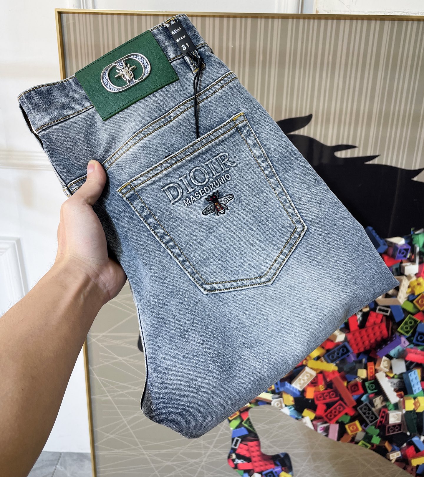 NO:736024,Dior - 2026ss hot spring and summer jeans for the Year of the Horse. Made from original 1:1, perfect for daily essentials, simple and stylish, custom imported denim fabric, heavy washing process, complex workmanship and exquisite craftsmanship. Easily cater to the needs of the four seasons, soft and elastic to the touch, smooth and neat, original accessories and hardware, comfortable upper body, very easy to wear and durable, size 29-38,, dior, jeans,19860909迪奥 - 2026ss马年春夏大爆款牛仔裤.原单1:1制作,日常必备的完美之选,简单大气亦时尚有型,定制进口丹宁面料 ,重工洗水工艺,做工复杂工艺精湛.轻松迎合四季需要,手感柔软带弹力,流畅利落,原版辅料五金,上身舒适非常易搭耐看码数29-38,,dior,jeans,,Men's clothing