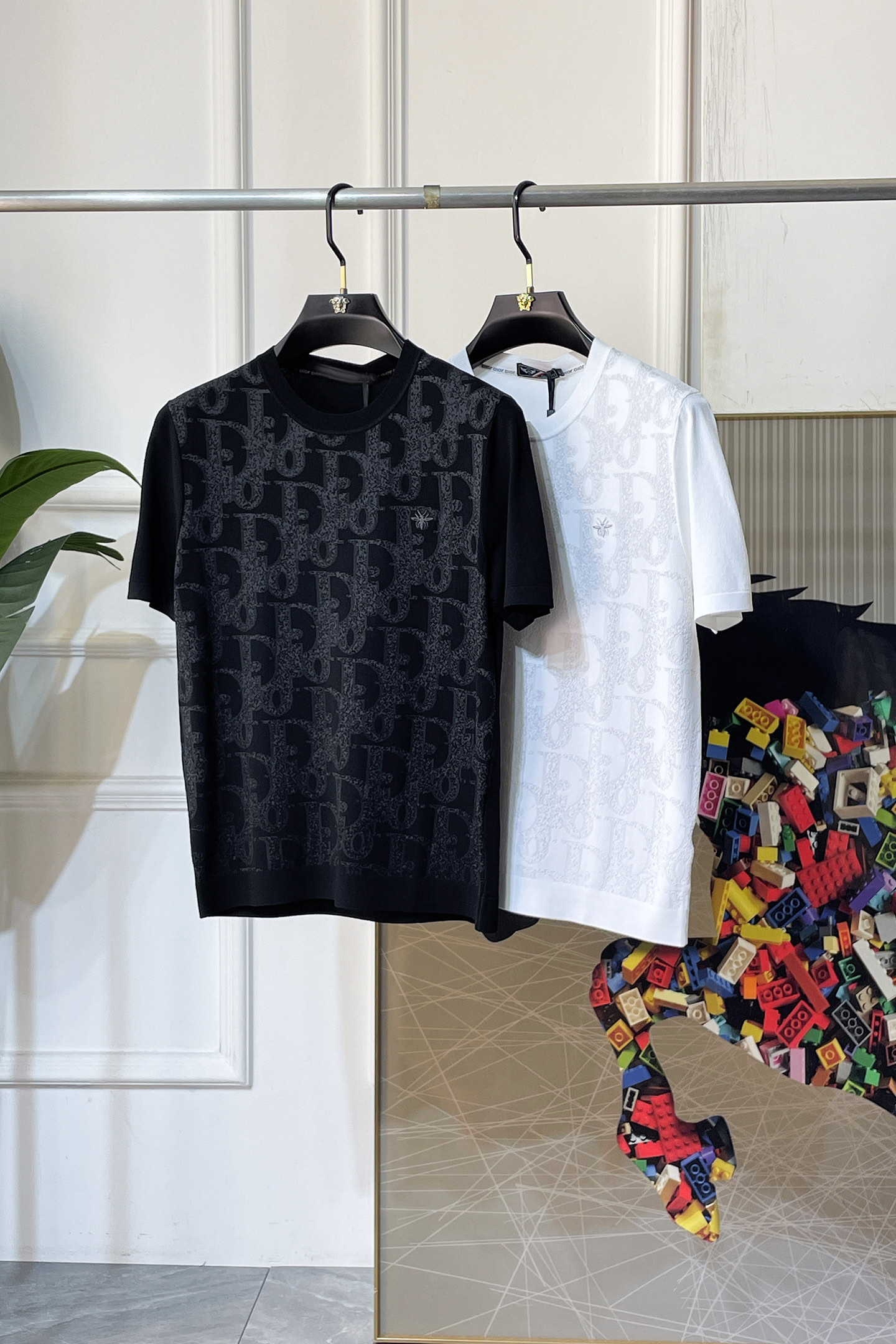 NO:736176,Dior - 2026ss Year of the Horse Spring and Summer's latest hot-selling boutique knitted short-sleeved T-shirt, made of custom imported soft Yilite fabrics, embellished with fashionable big-name element logos, breathable fabrics, delicate and soft texture, cool and smooth against the body. Moisture-wicking, simple and elegant yet fashionable, three-dimensional tailoring, super stylish upper body!  A must-have for fashionistas, sizes M-3XL, can be worn up to 190 pounds!  ,,dior,T-shirt,tees,t-shirt,19860909迪奥 - 2026ss马年春夏最新大爆款精品针织短袖T恤,定制进口轻柔伊力特面料,时尚大牌元素logo点缀,会呼吸的面料,质感细腻柔软,贴身冰爽顺滑.吸湿排汗,简约大方又不失时尚,版型立体裁剪,上身超有型！时尚潮人必备款 尺码M-3XL 最大可穿可穿190斤！,,dior,T-shirt,tees，t-shirt,,Men's clothing